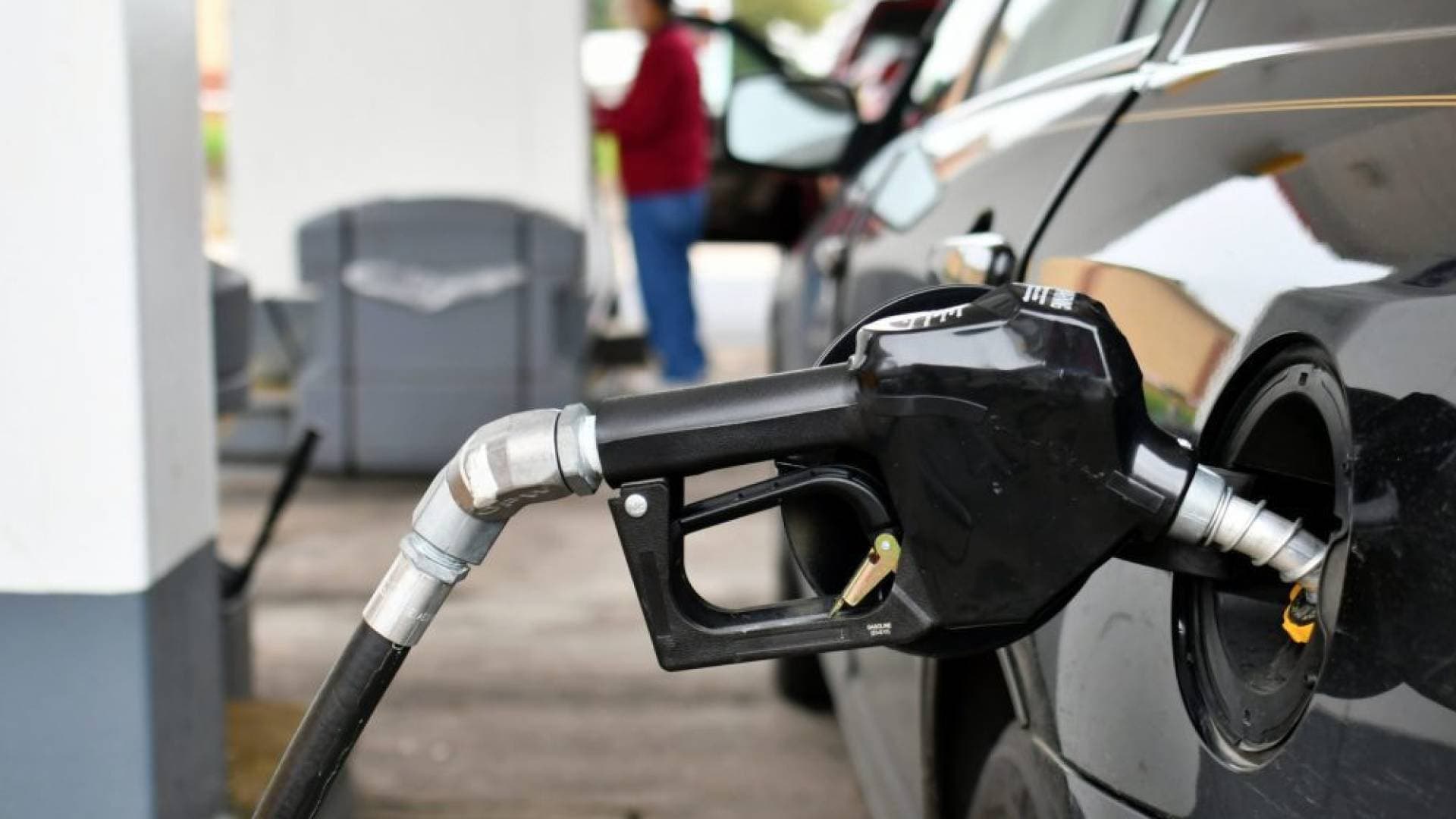 بالفيديو | بعد "حيلة" تعبئة الوقود.. سائق مركبة يفر دون دفع الثمن ويغافل عامل المحطة في عمان