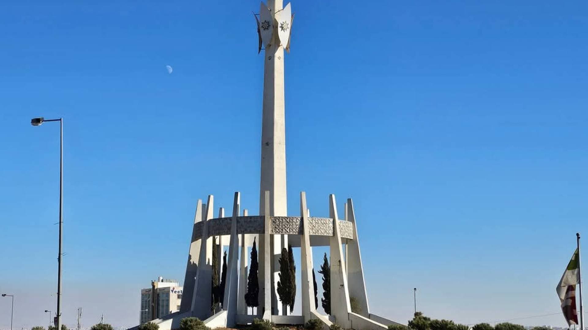 أمانة عمان تبدأ إزالة "دوار التطبيقية" لاستبداله بإشارة ضوئية