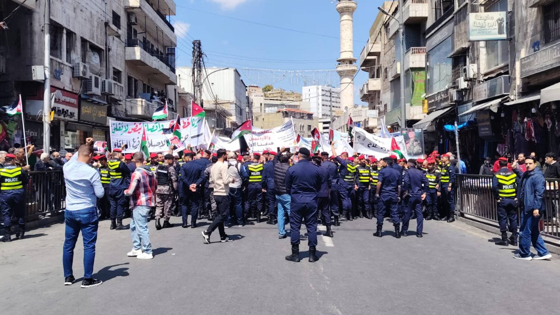 الأردنيون يثمنون دور الملك تجاه القضية الفلسطينية خلال مسيرة حاشدة في عمان.. فيديو