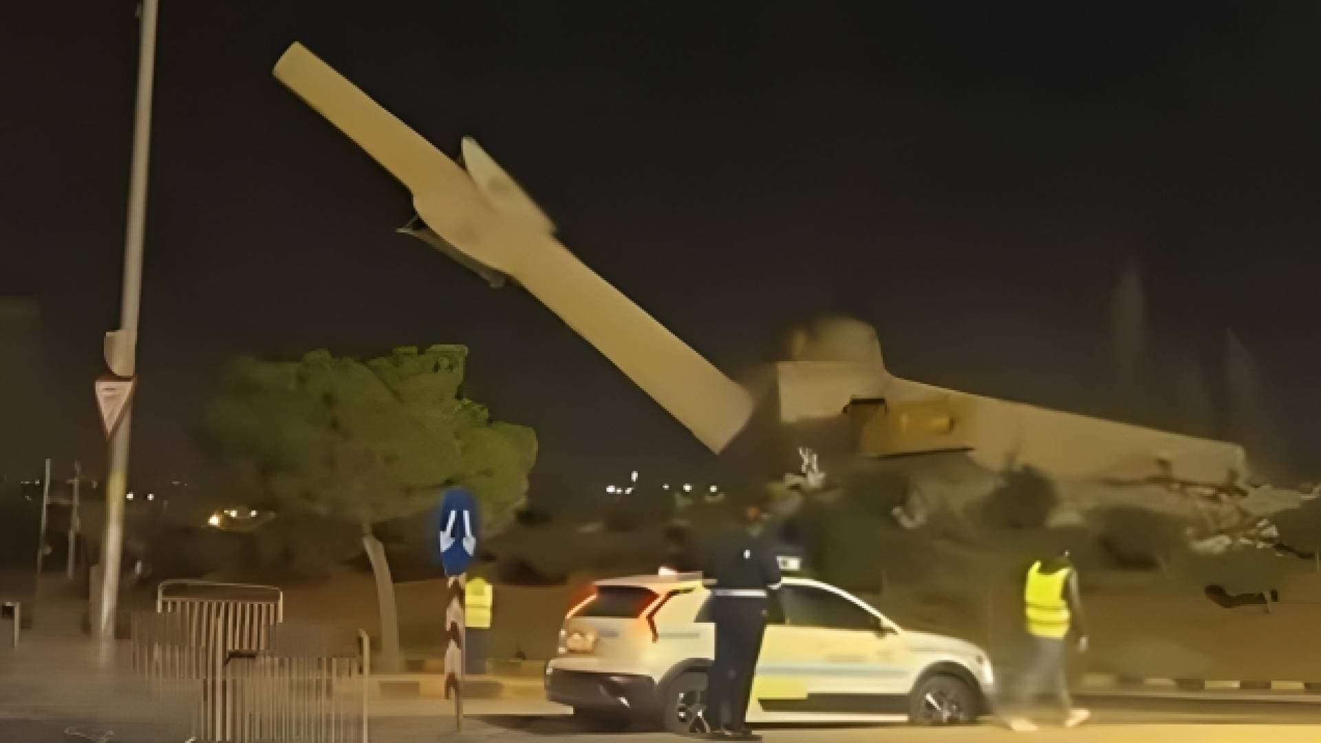 أمانة عمان توضح لـ"رؤيا أخبار": سائق حفارة دوار التطبيقية بخير والعمود لم يسقط على الحفارة.. فيديو