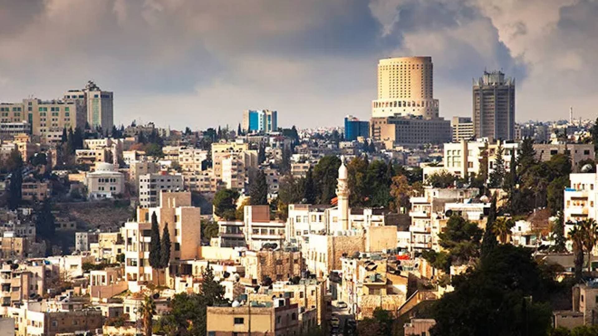 كتلة هوائية باردة نسبيا تؤثر على أجواء عمان مع فرص لهطول زخات مطر السبت