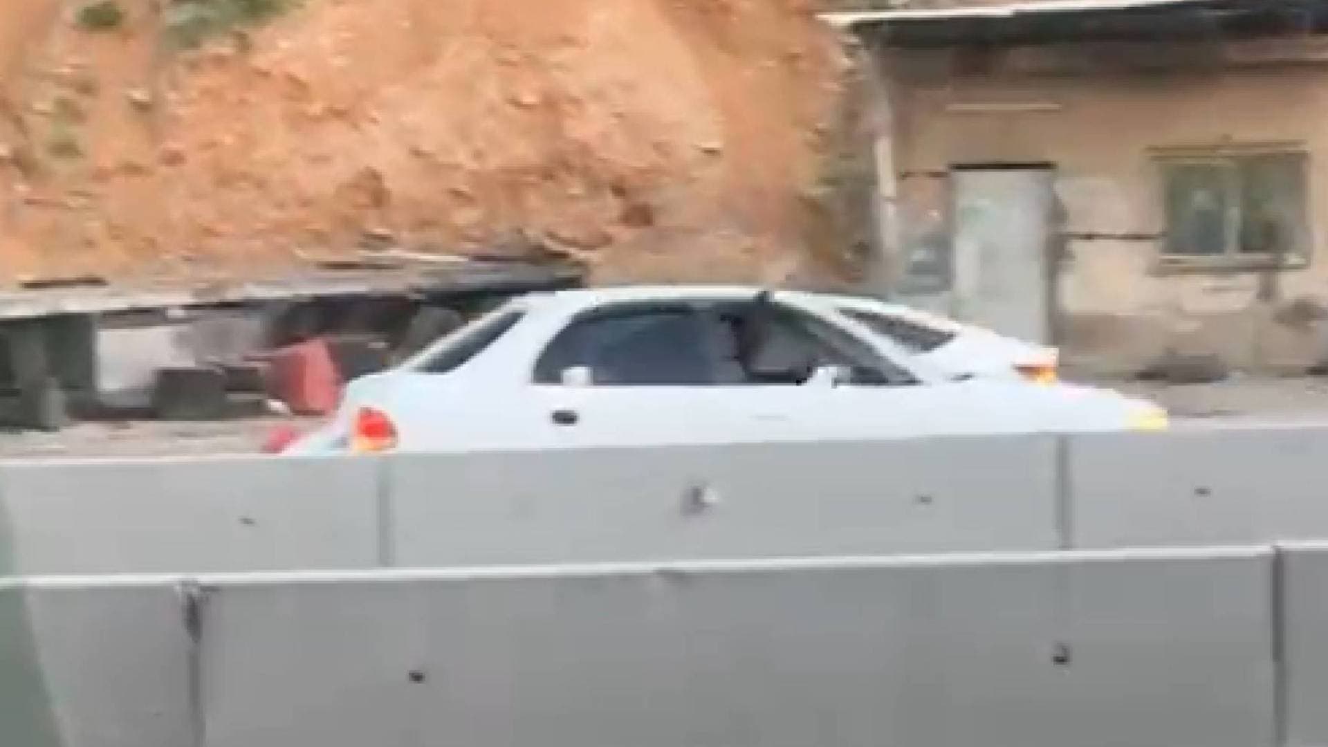 "السير" يضبط سائقا عرض حياة المواطنين للخطر في "فاردة" على أوتوستراد الزرقاء-فيديو