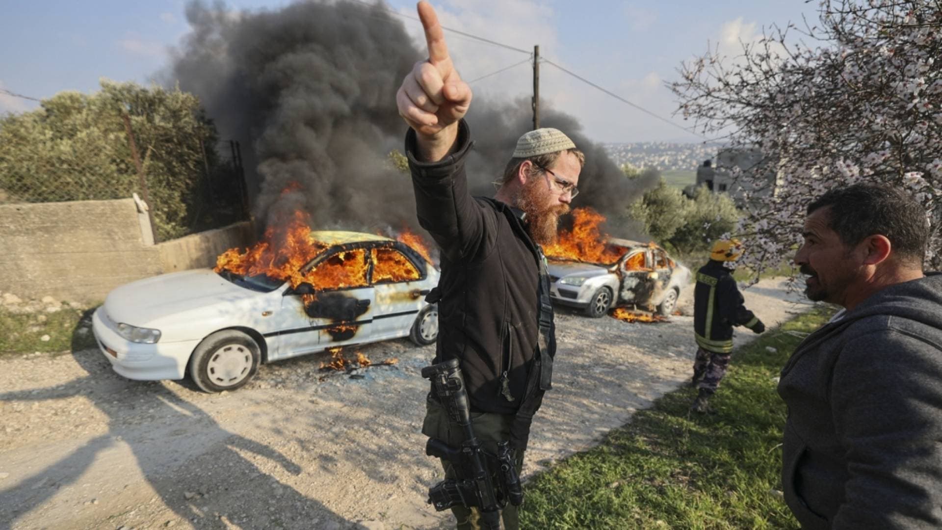 هجوم واسع لـ100 مستوطن على منازل المواطنين وممتلكاتهم  في كفل حارس بالضفة الغربية