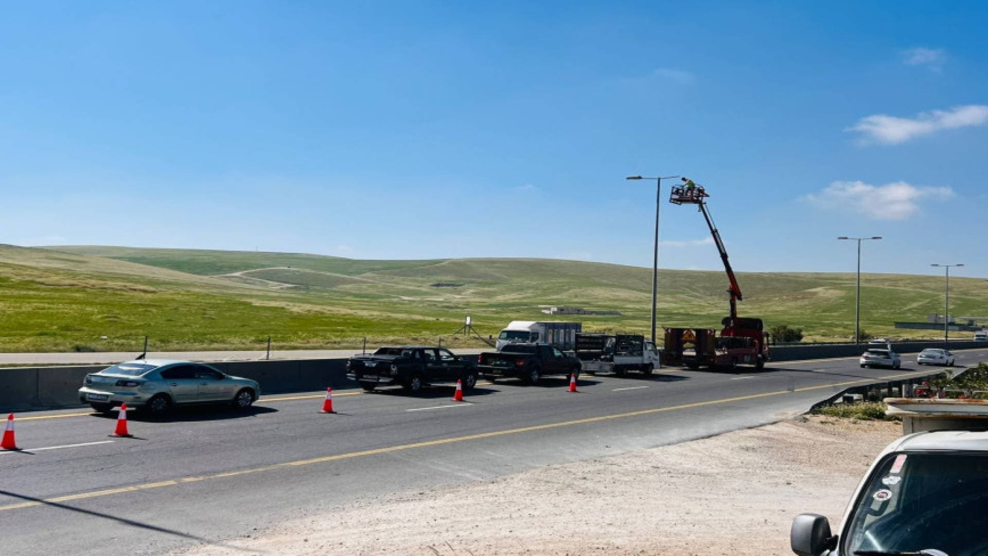 "الأشغال" تبدأ بإنارة ممر عمان التنموي بالطاقة الشمسية بتكلفة 1.4 مليون دينار