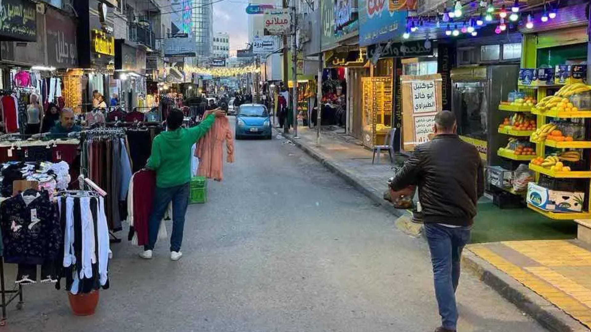 تجار الألبسة يحذرون من المنصات الآسيوية ويؤكدون: السوق جاهز للصيف وعيد الأضحى