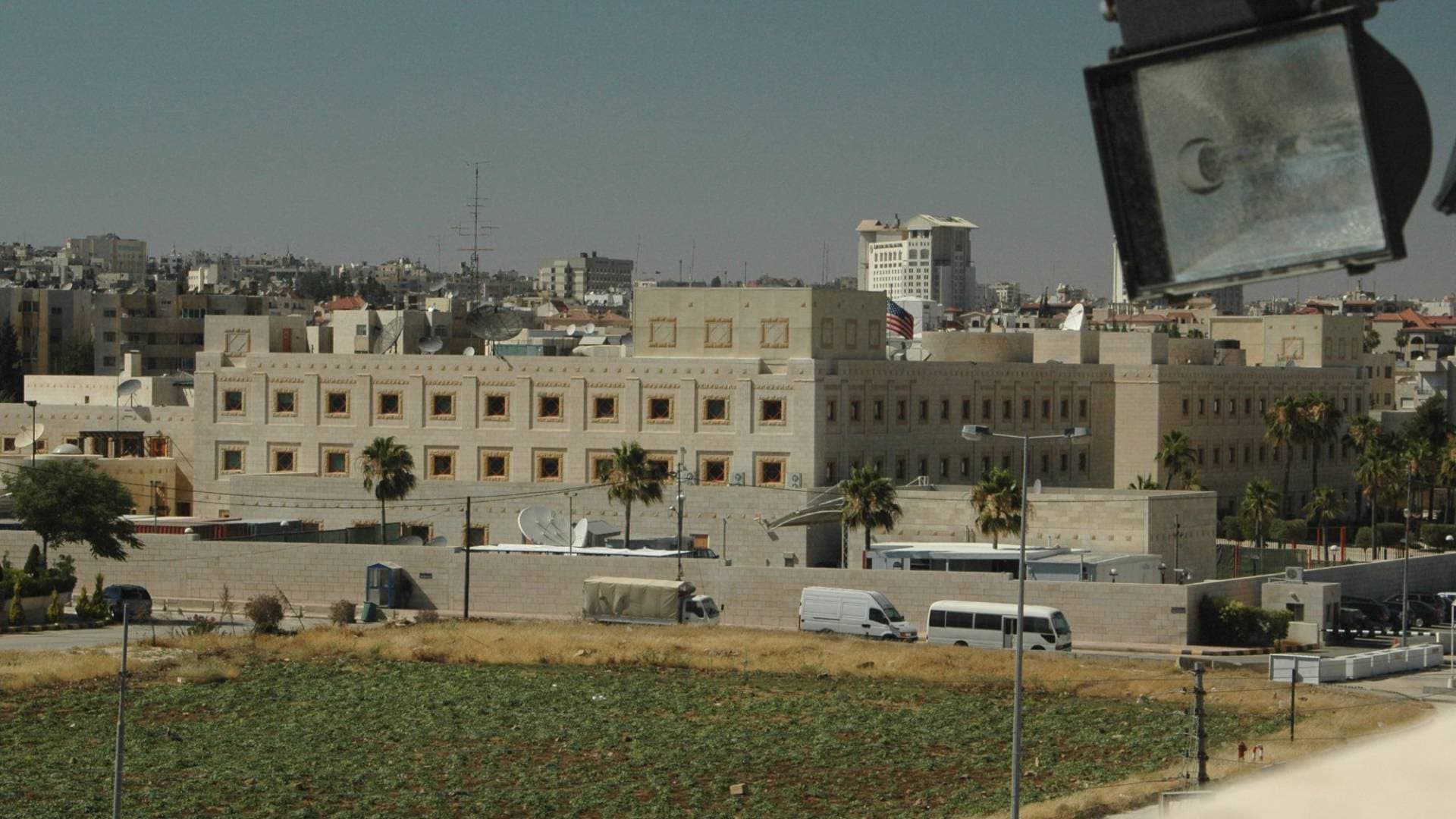 السفارة الأمريكية في عمان تستأنف خدمات قنصلية محدودة لرعاياها