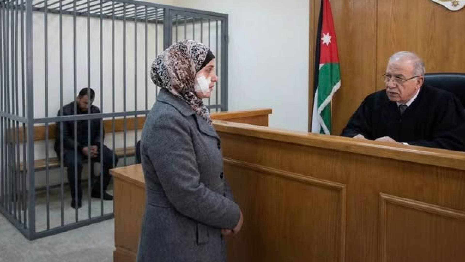 جنايات عمان تقضي بسجن شخص شوه وجه طليقته بـ"مشرط"