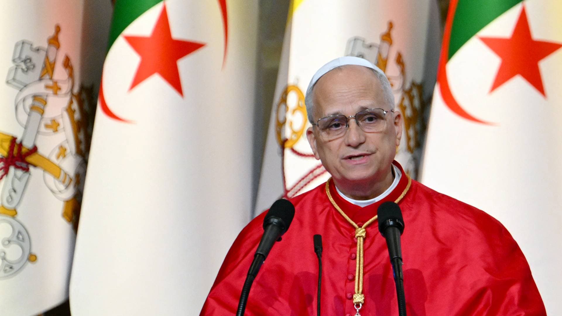 خلال زيارته للجزائر.. بابا الفاتيكان يكرم قديسا كان يشجب الحروب