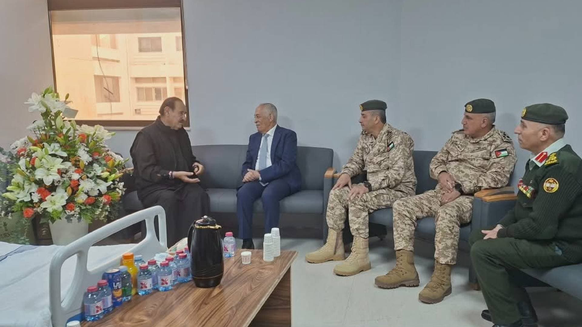 العيسوي ينقل تمنيات الملك وولي العهد للفريق المتقاعد متعب الزبن بالشفاء العاجل