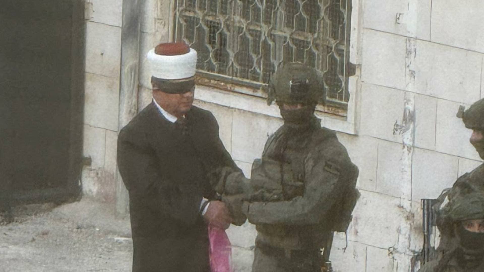 مراسل رؤيا: قوات الاحتلال تعتقل وزير الأوقاف الفلسطيني السابق "حاتم البكري"