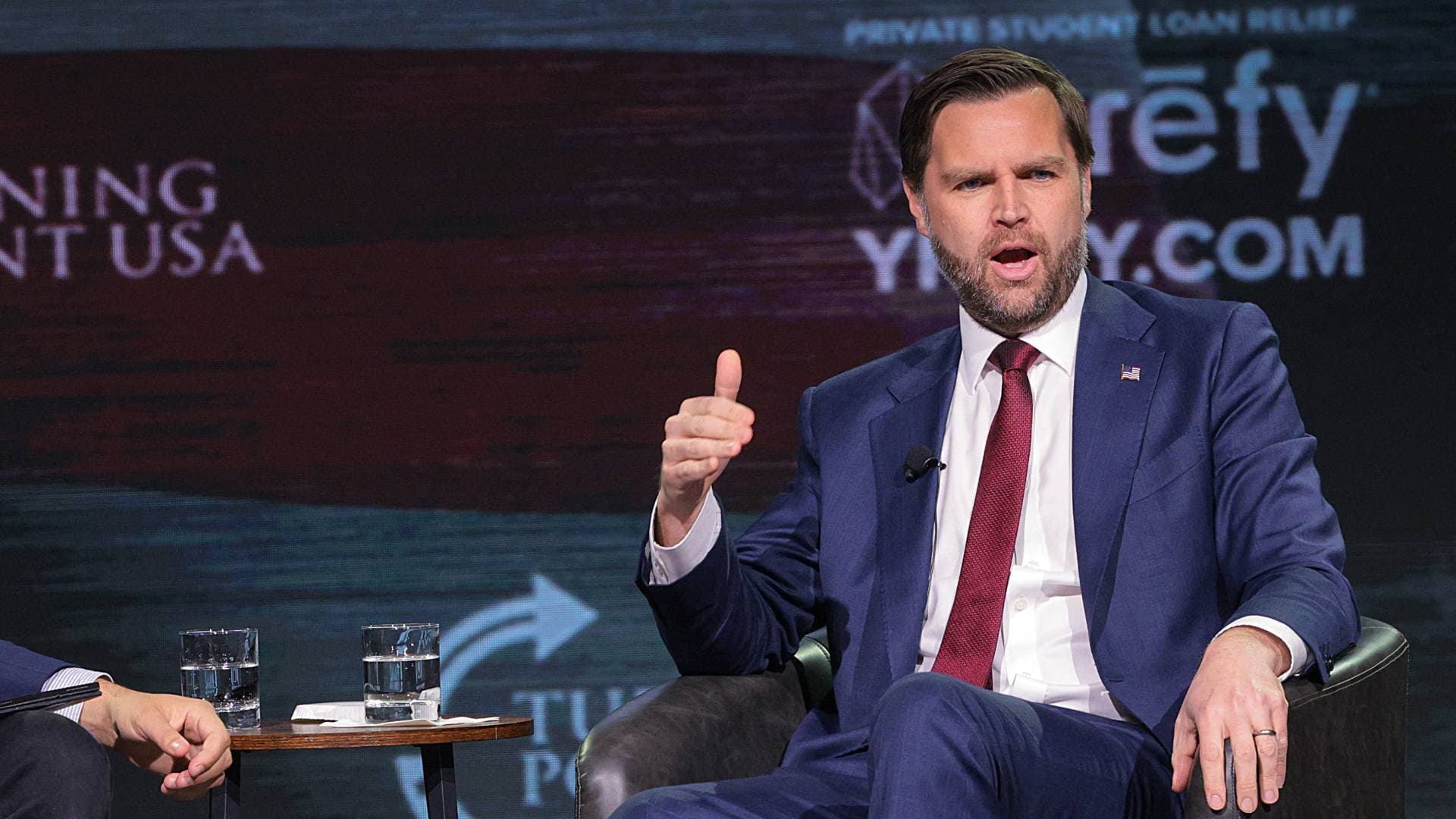 فانس يؤكد سعيه لإبرام "صفقة كبرى" مع طهران: رفاه اقتصادي مقابل التخلي عن "النووي والإرهاب"