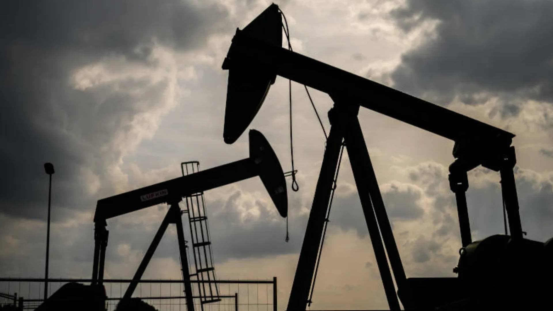 النفط يكسر حاجز 95 دولارا وسط مخاوف من "انفجار" أسعار الطاقة