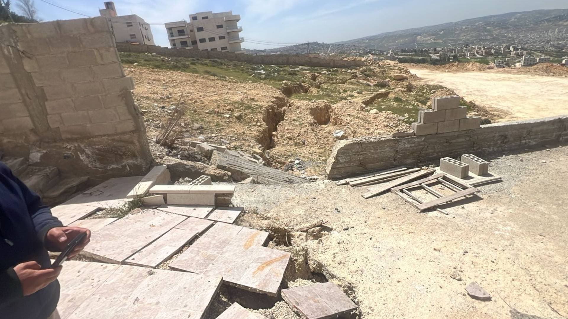 إخلاء عمارة سكنية في صافوط إثر رصد "فالق صخري" يهدد سلامتها