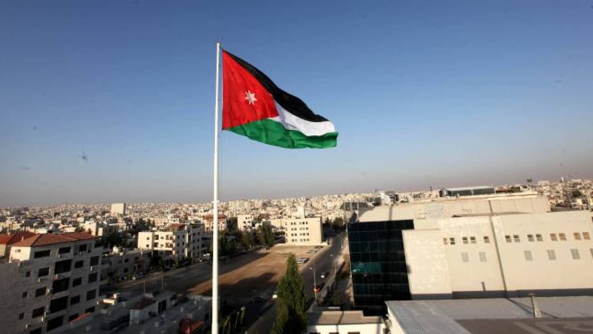 رئيس الوزراء يعمم رفع العلم الأردني على المؤسسات الرسمية