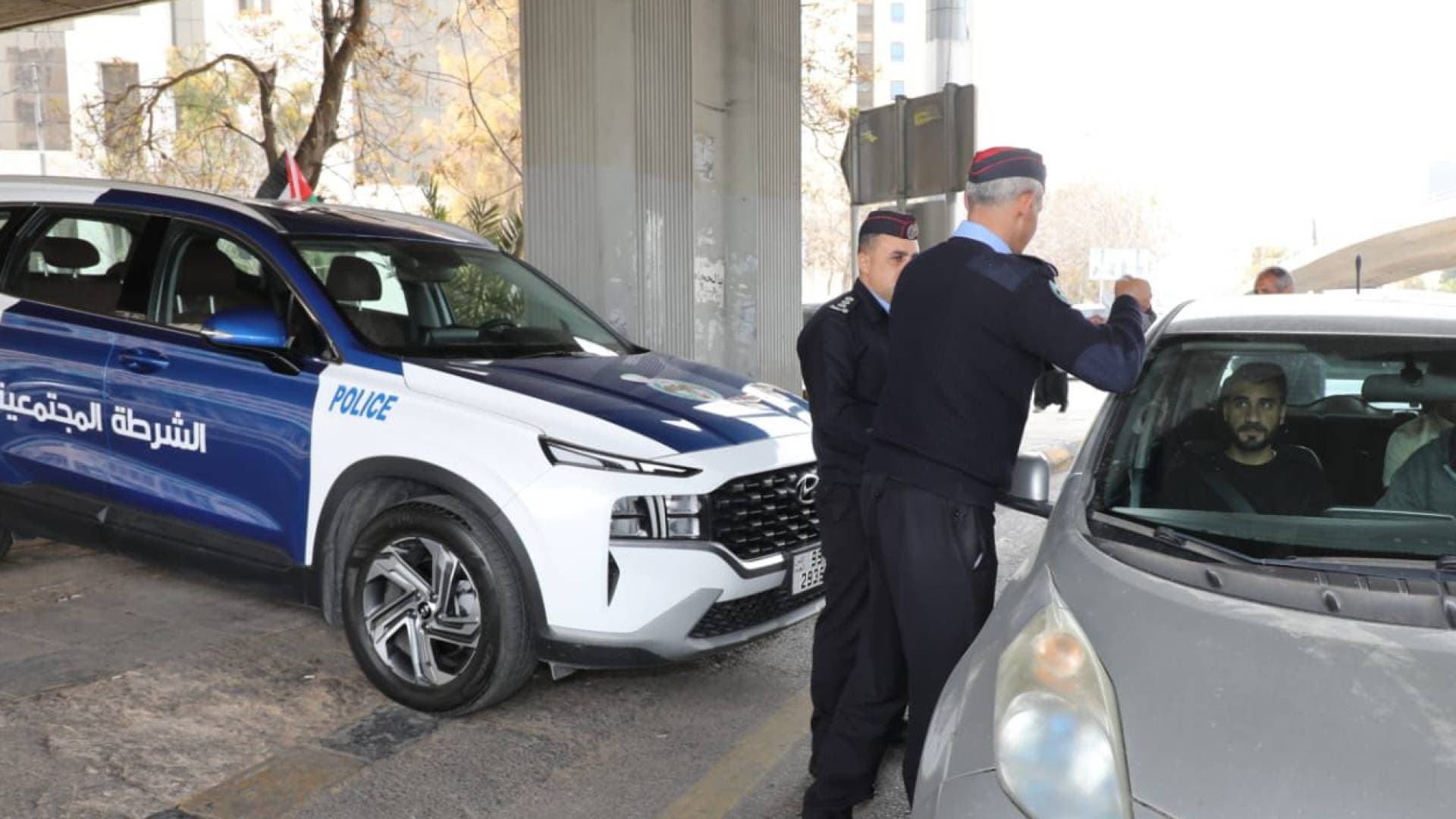 الأمن العام يباشر بلصق وتوزيع العلم الأردني على مركبات المواطنين احتفاء بيوم العلم