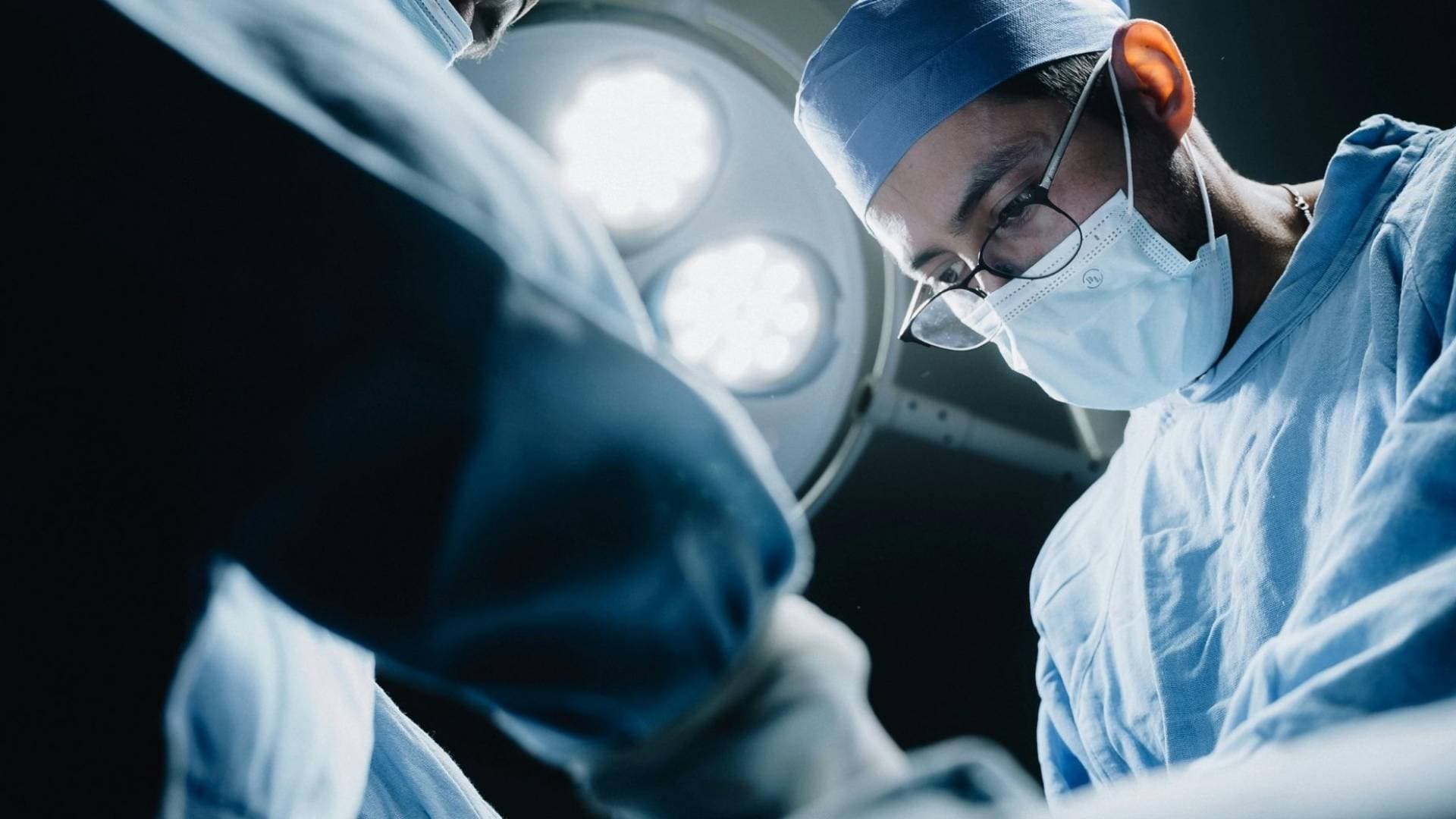 اعتقال طبيب في ولاية فلوريدا الأمريكية بعد استئصال كبد مريض بدلا من الطحال ما أدى إلى وفاته