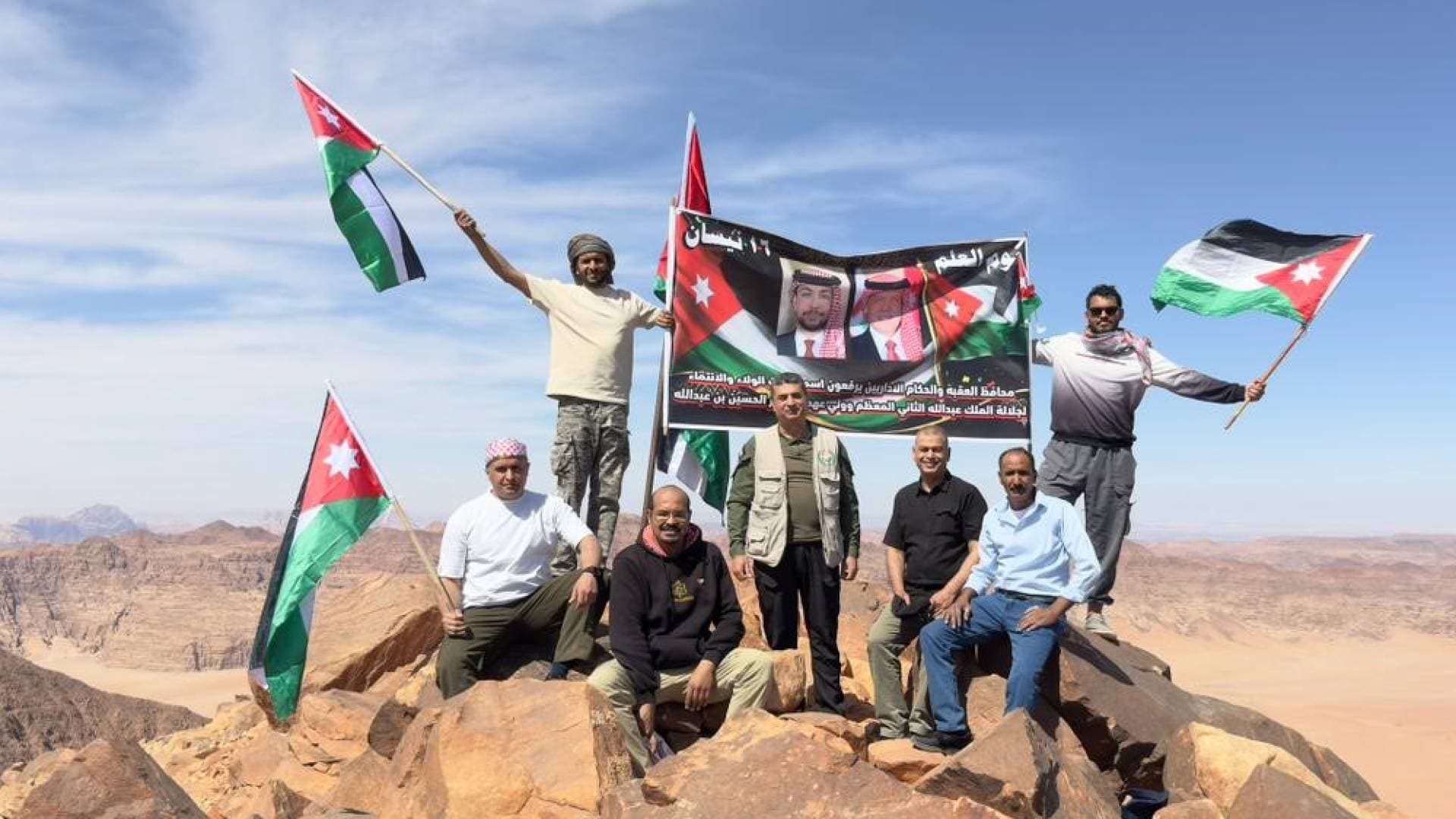 من أعلى قمة في الأردن.. رفع العلم الأردني فوق جبل أم الدامي احتفاء بيوم العلم