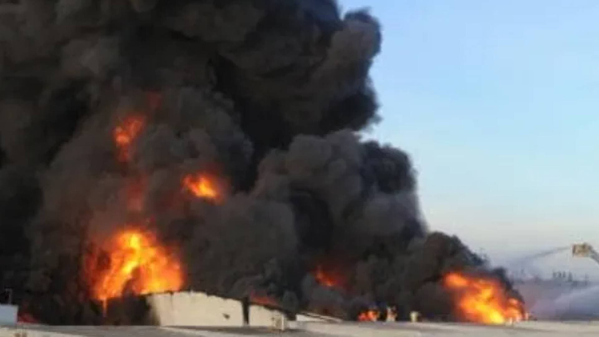 انفجارات وحريق ضخم في مصفاة نفط رئيسية بأستراليا.. وخطر يهدد إمدادات الوقود