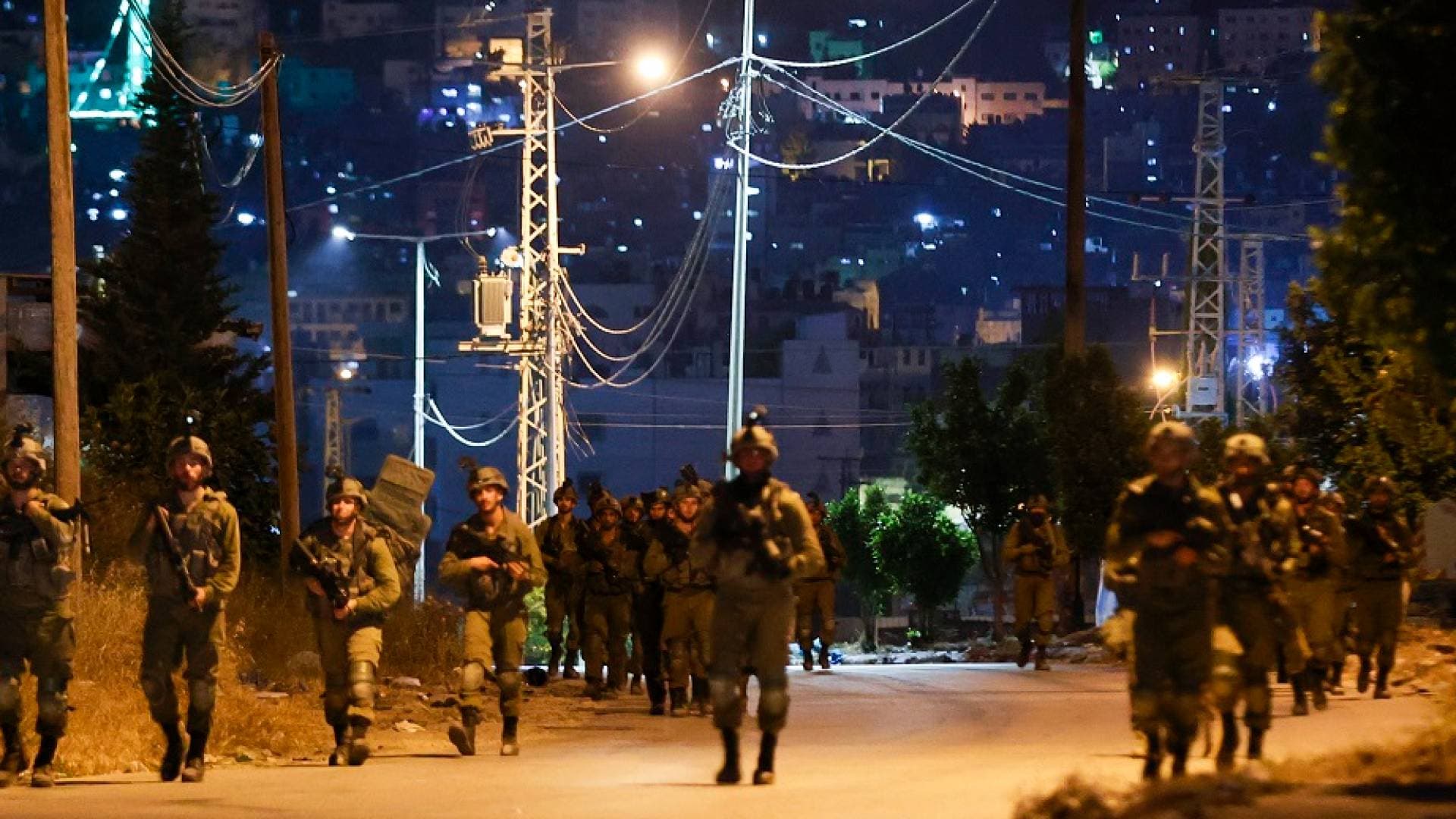 بـ 80 آلية عسكرية.. الاحتلال يقتحم المنطقة الشرقية بنابلس لتأمين "قبر يوسف"