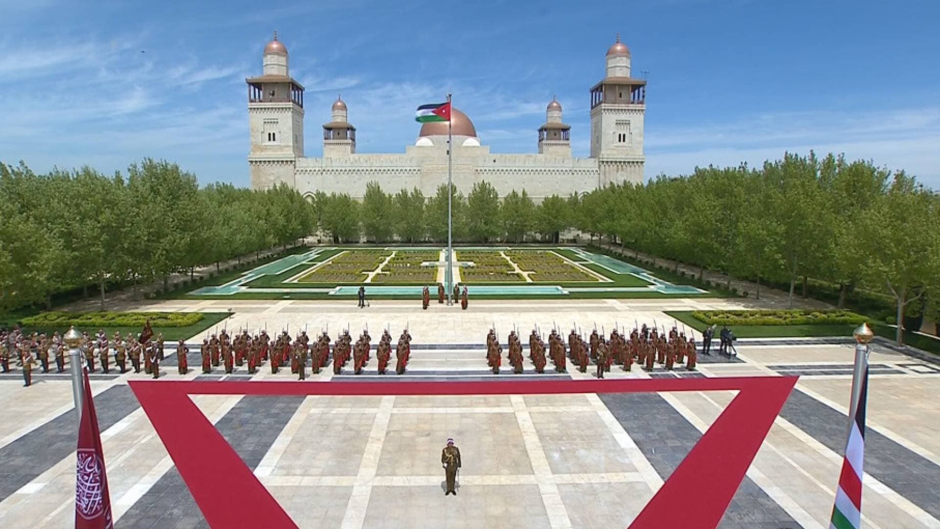 الملك يشهد مراسم رفع العلم بمناسبة اليوم الوطني للعلم الأردني- فيديو