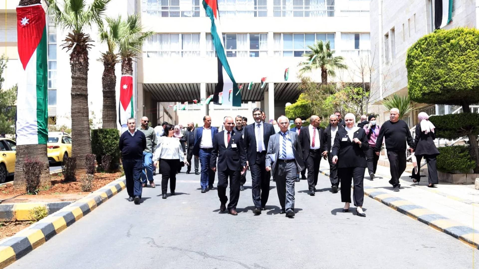 مستشفى الجامعة الأردنية يحيي يوم العلم الأردني وفاء للراية وتجديدا للانتماء