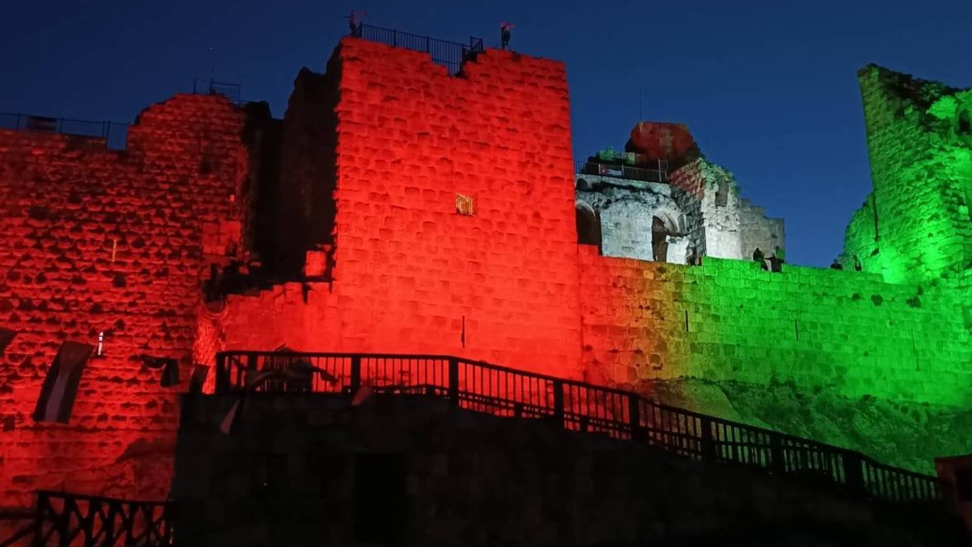 في يوم العلم.. ألوان الراية الهاشمية تزين معالم الأردن الأثرية من شماله لجنوبه