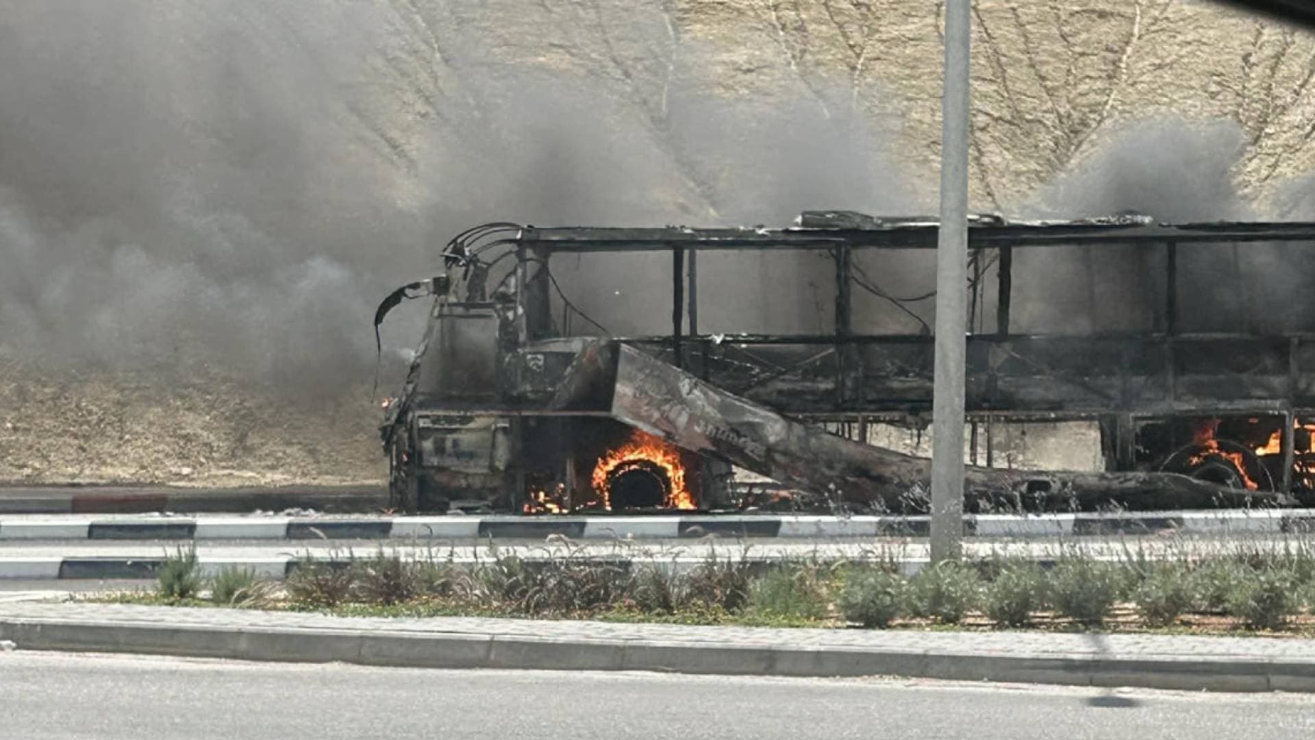 بالفيديو: النيران تلتهم حافلة ركاب قرب معبر الكرامة في الضفة الغربية ونجاة جميع المسافرين