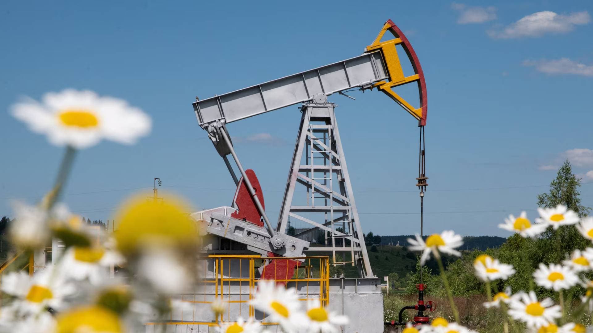 انخفاض أسعار النفط عالميا وسط تفاؤل بقرب انتهاء الصراع في الشرق الأوسط