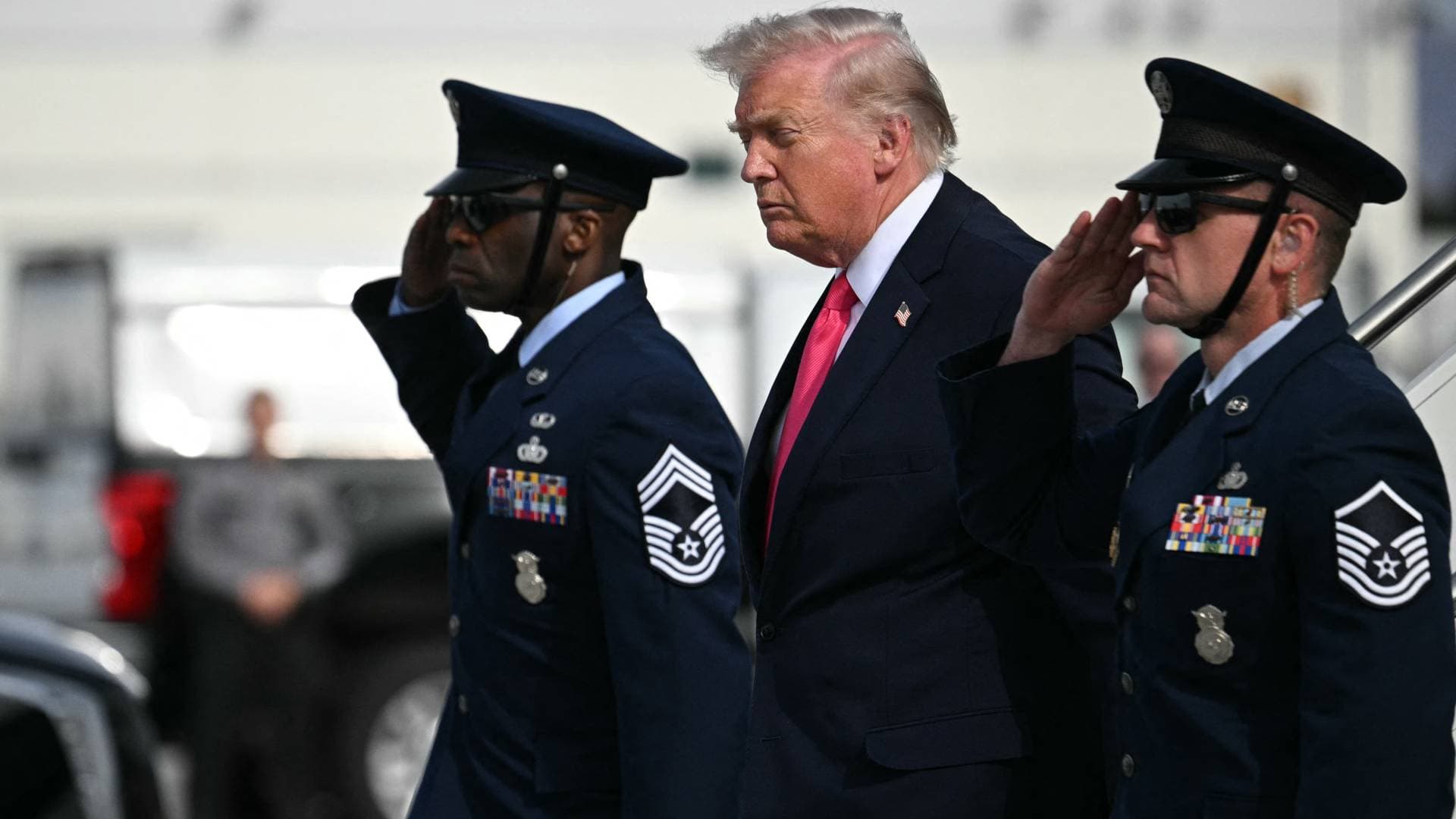 ترمب يبشر بـ "يوم تاريخي" للبنان.. ويدعو حزب الله للتصرف بـ "لباقة" لإنهاء الحرب