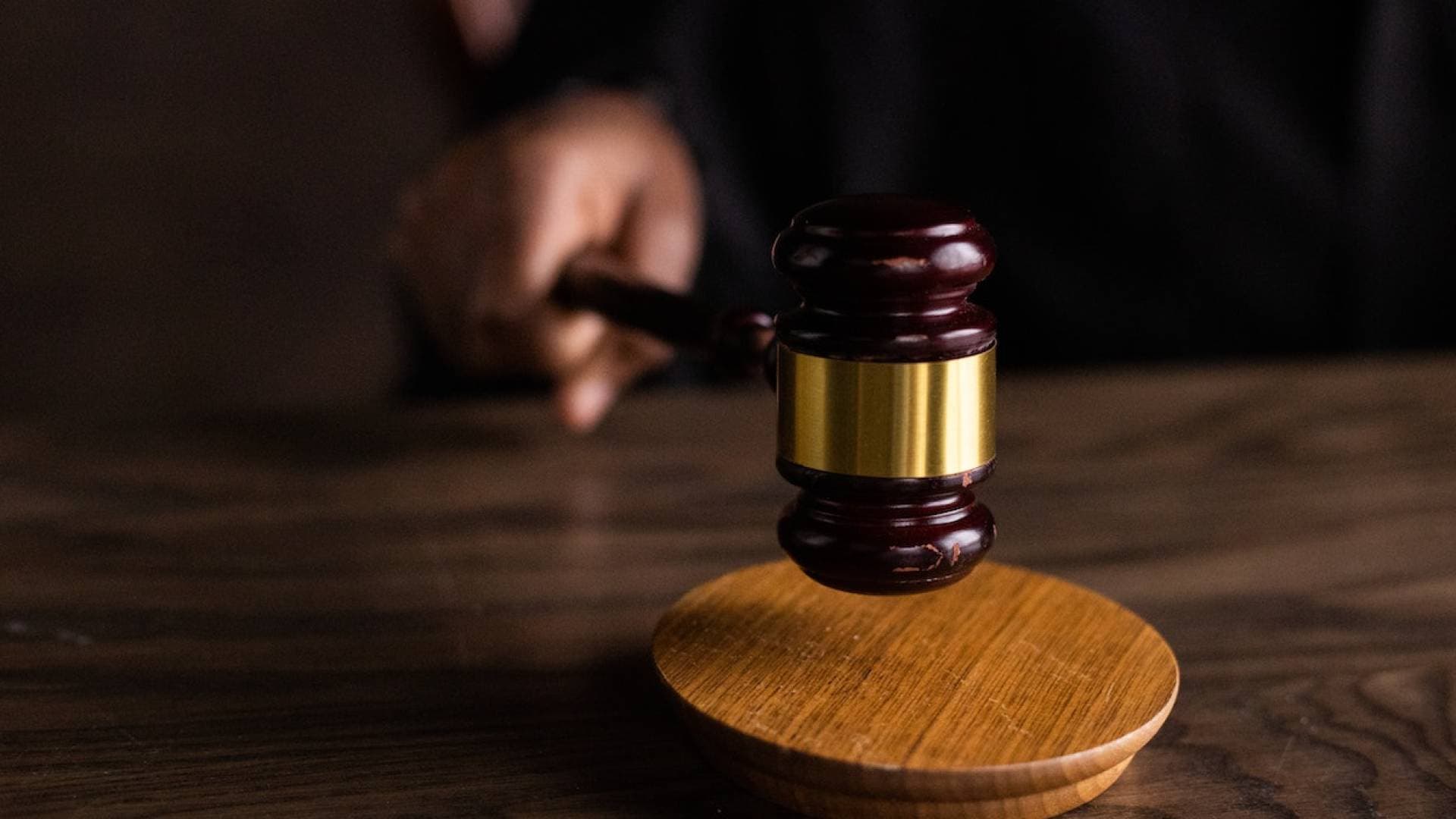 نائب عام عمان يقرر حظر النشر في قضية فتاة أساءت للعلم