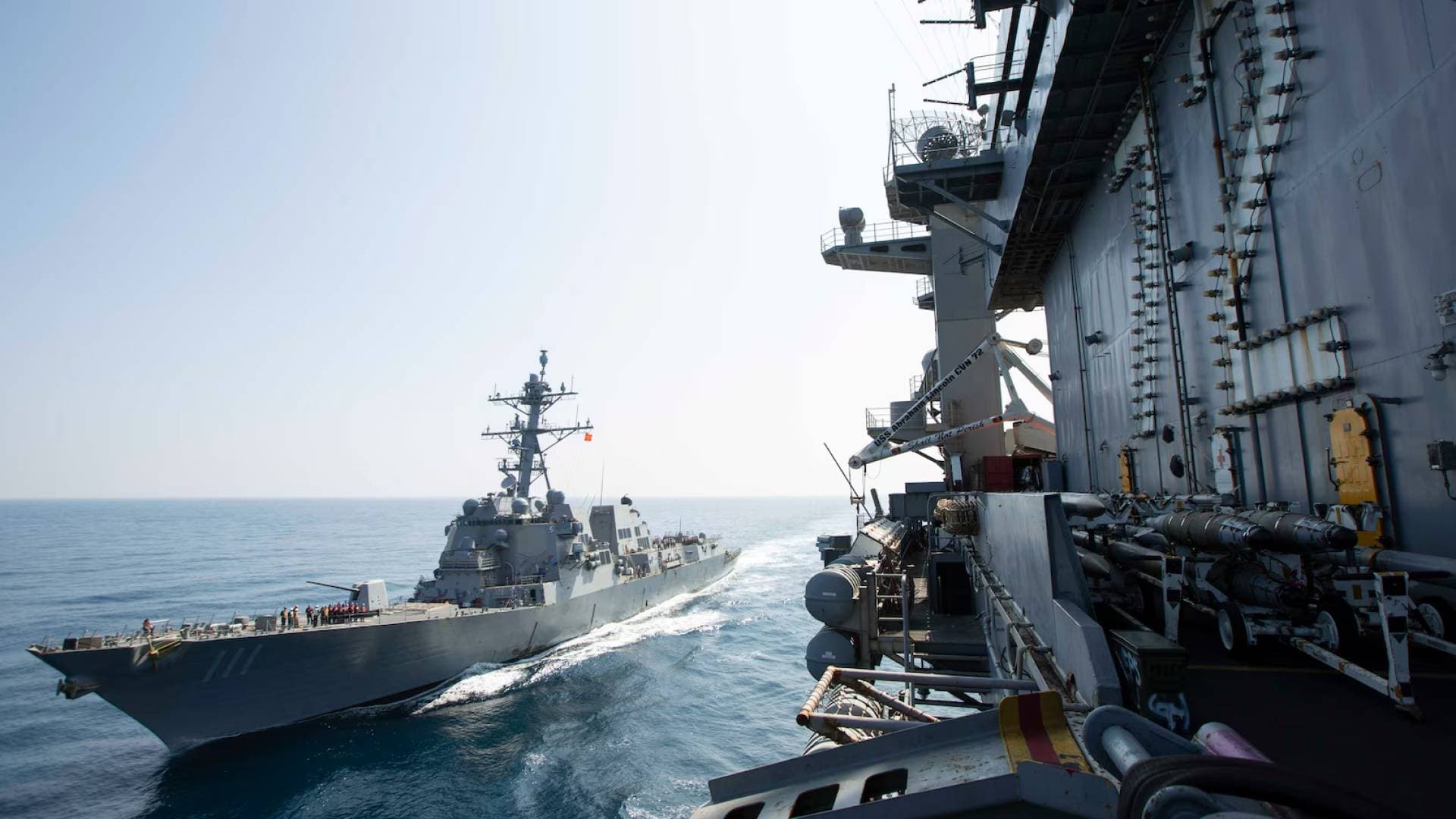 قائد القيادة المركزية الأمريكية: 8 مروحيات من طراز أباتشي تساهم في المراقبة وتوفير الردع بمنطقة مضيق هرمز