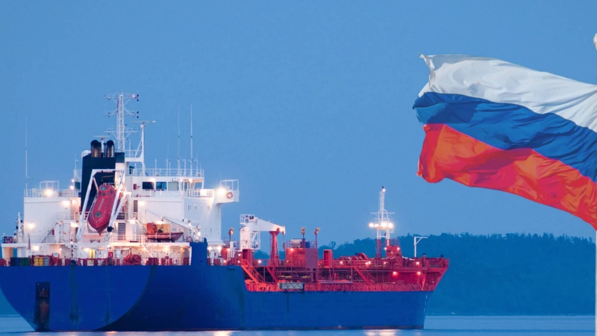 تراجع أمريكي مفاجئ: إدارة ترمب تمنح إعفاء لمدة شهر لبيع النفط الروسي “العالق” في البحار