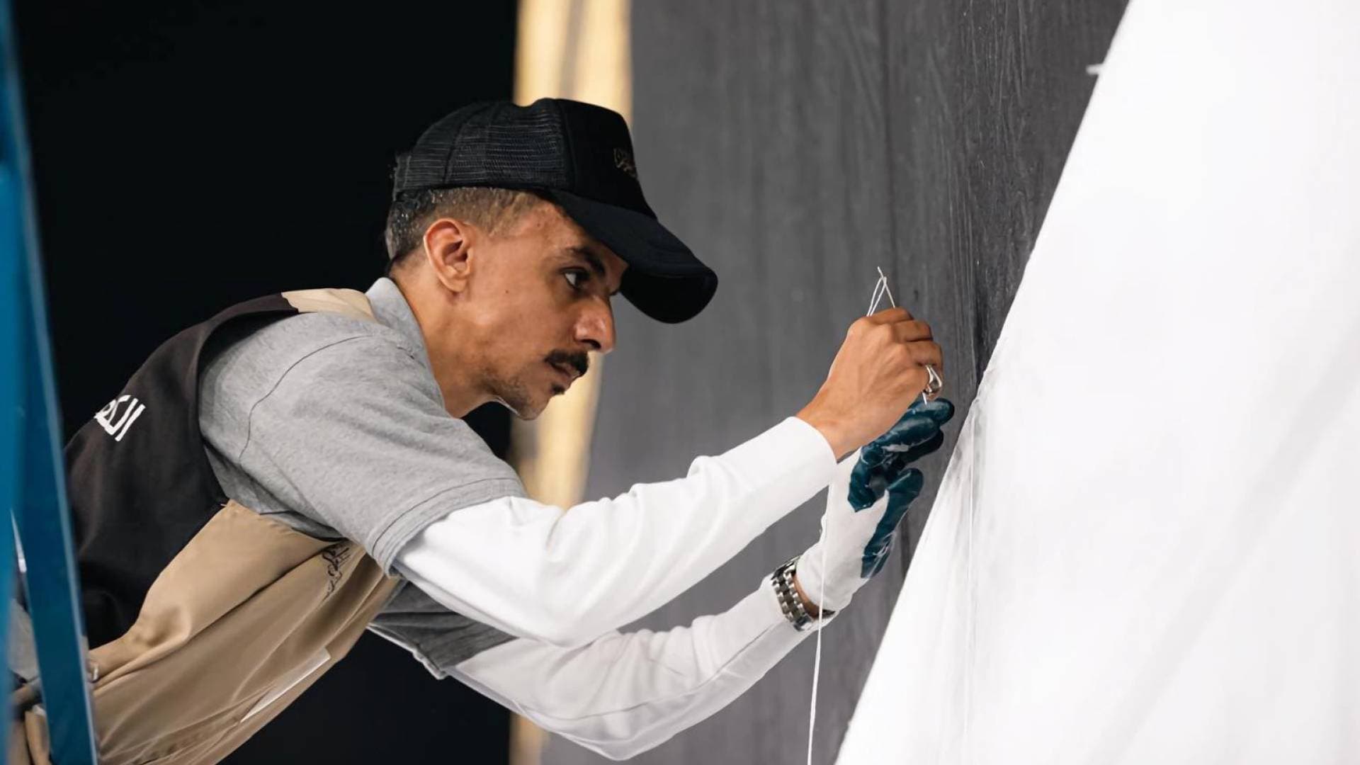 رفع الجزء السفلي من كسوة الكعبة المشرفة استعدادا لموسم حج 1447هـ