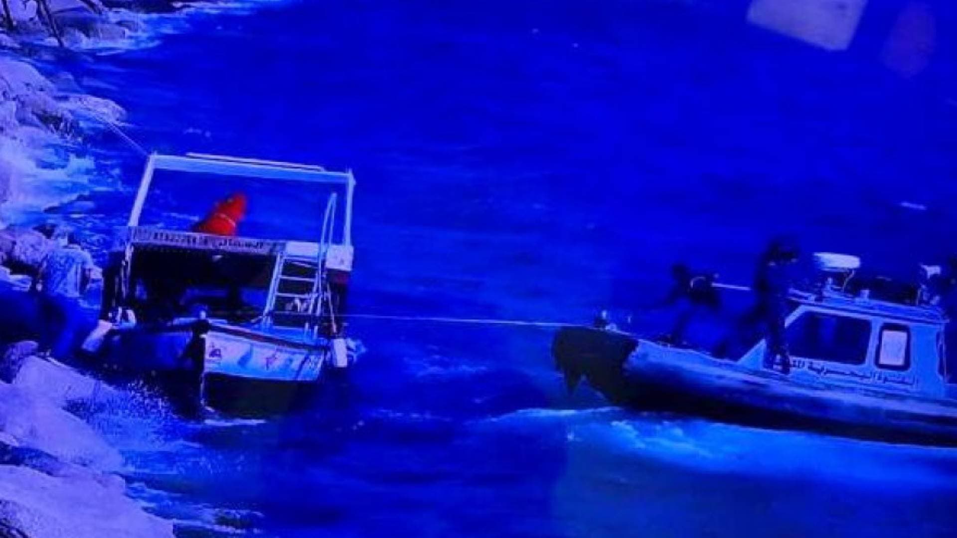 القوة البحرية والزوارق الملكية تنقذ مركبا سياحيا في العقبة