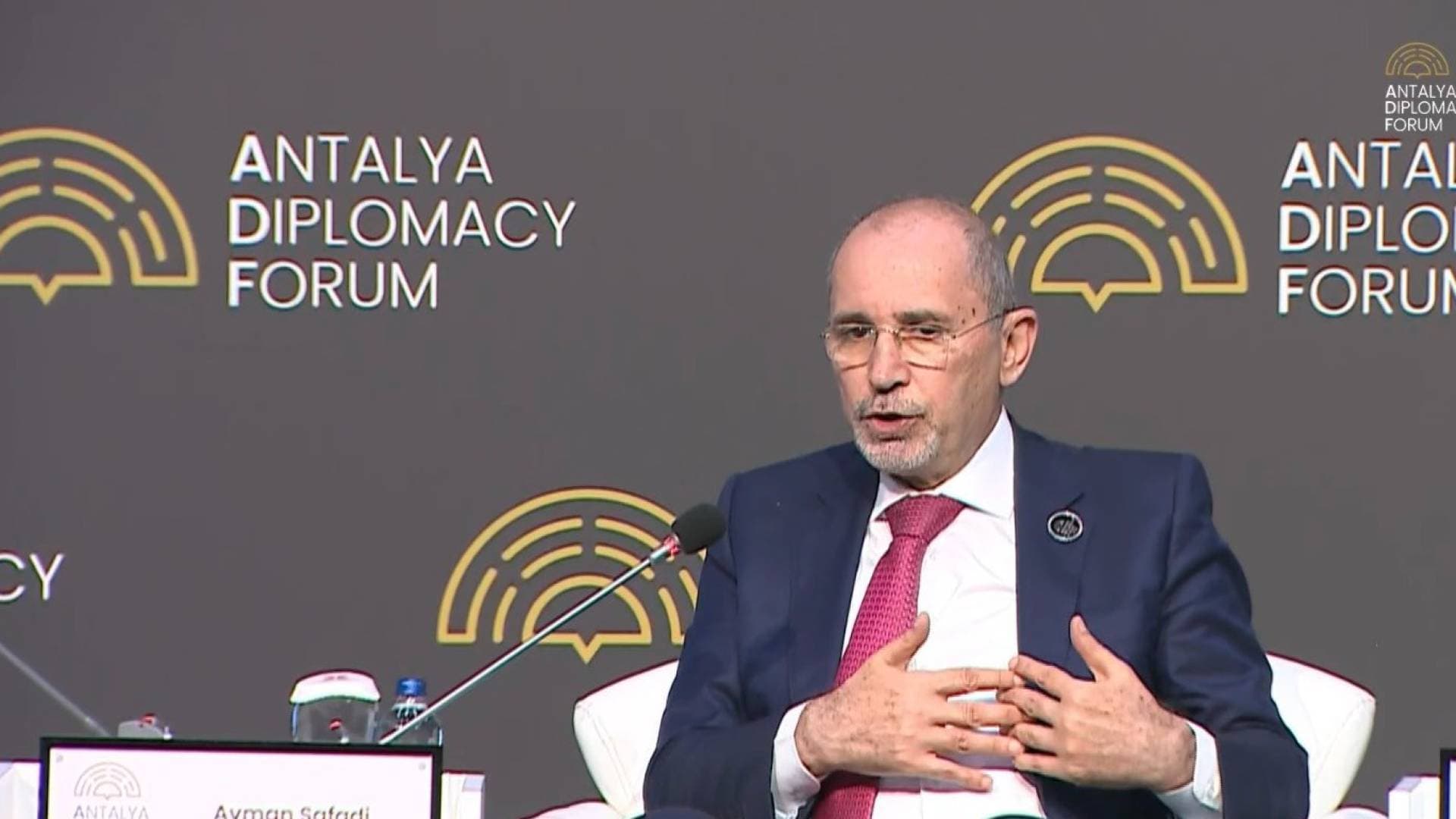 الصفدي: لا نريد أن تكون المنطقة ضحية ورهينة بيد نتنياهو وحكومته