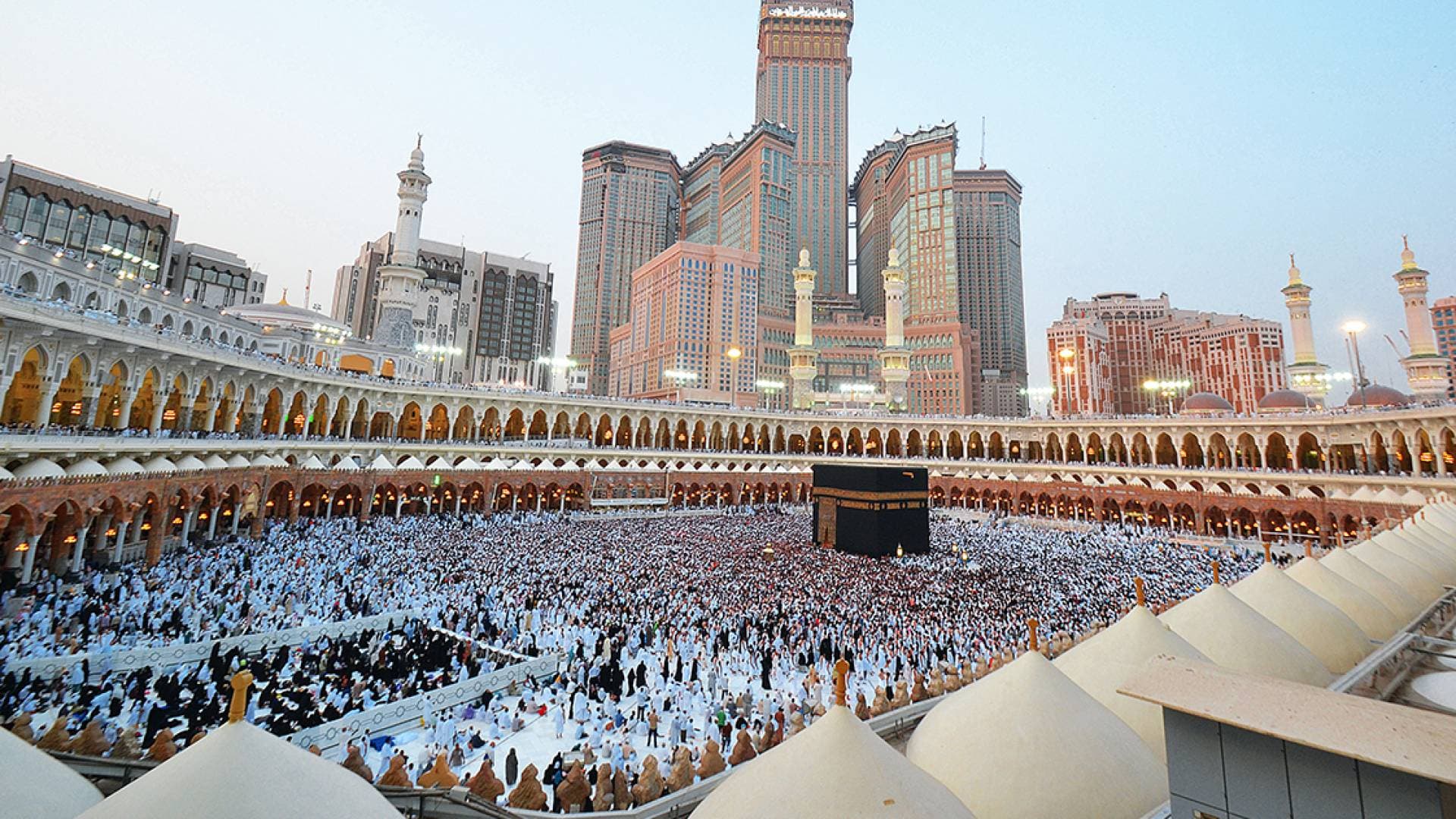 شرطة مكة تطيح بمقيم نصب على الراغبين في الحج بإعلانات وهمية لتصاريح الدخول