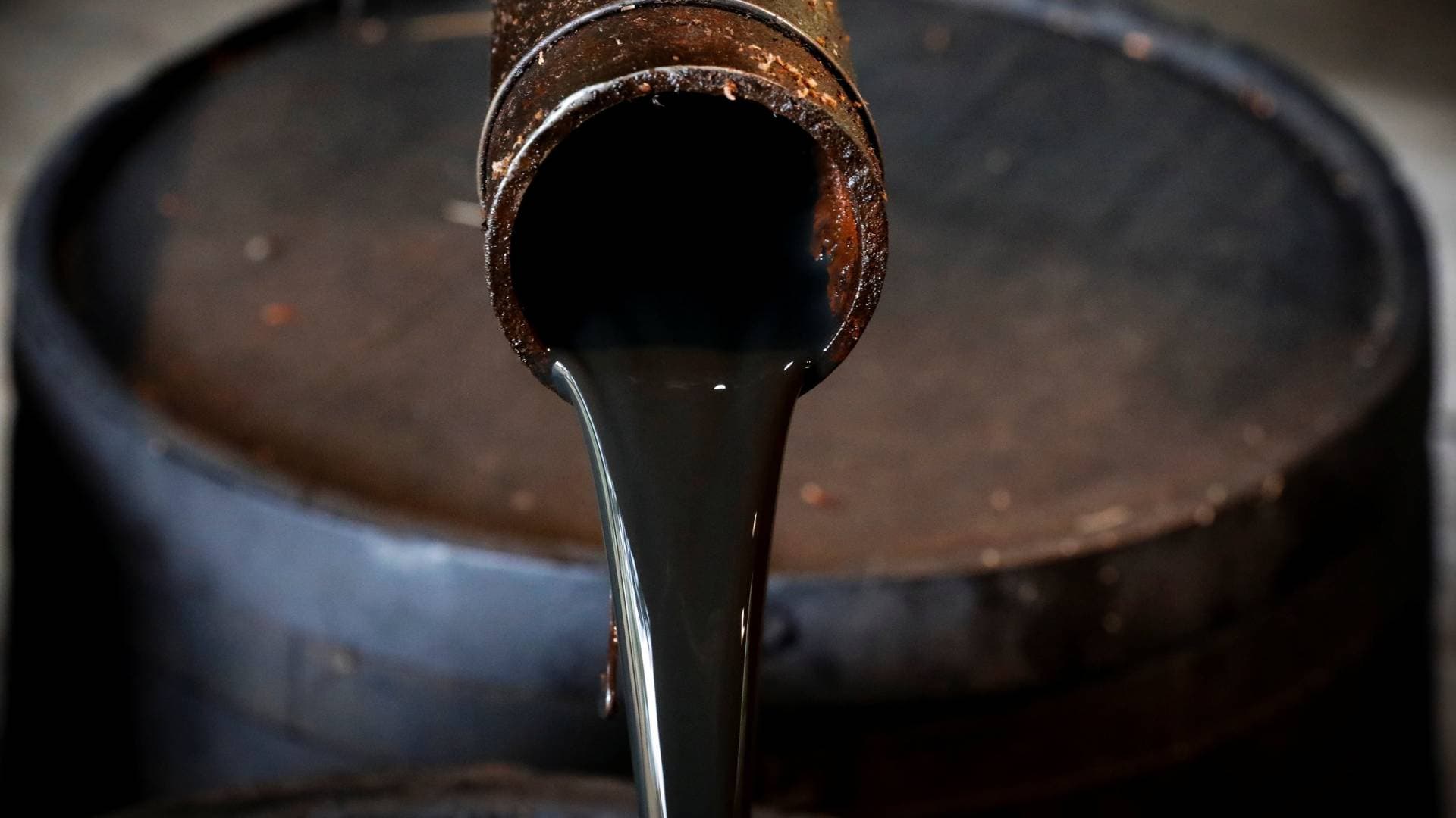 تراجع حاد في أسعار الخام.. النفط يبتعد عن قمة الـ 100 دولار ويغلق عند 90.38