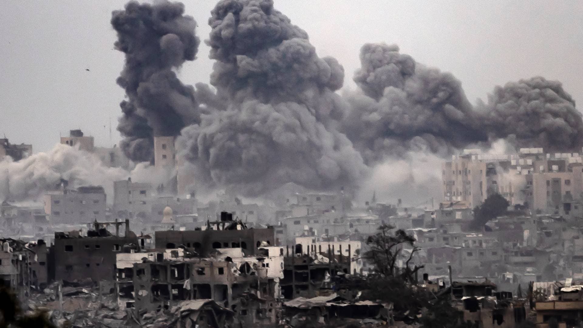 شهيد في جباليا وقصف يستهدف خان يونس.. الاحتلال يواصل خروقاته العنيفة في غزة