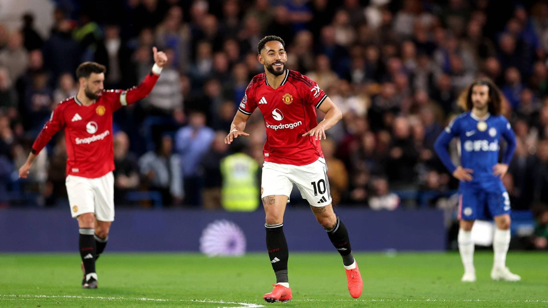 مانشستر يونايتد يسقط تشيلسي.. وبرايتون يعقد مهمة توتنهام في صراع البقاء