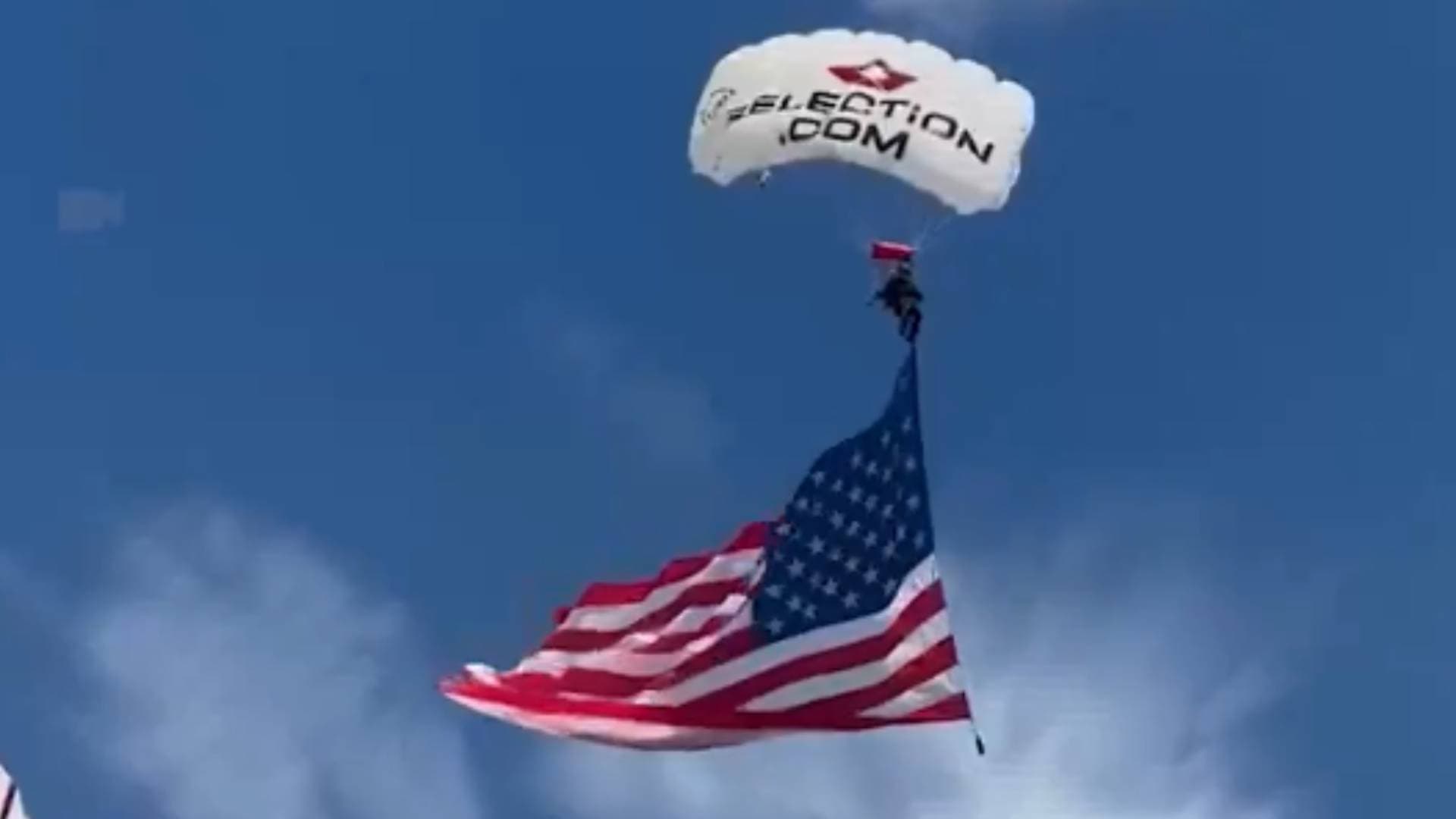 حادثة لافتة.. مظلي يصطدم بشاشة عرض عملاقة داخل ملعب لكرة القدم الأمريكية