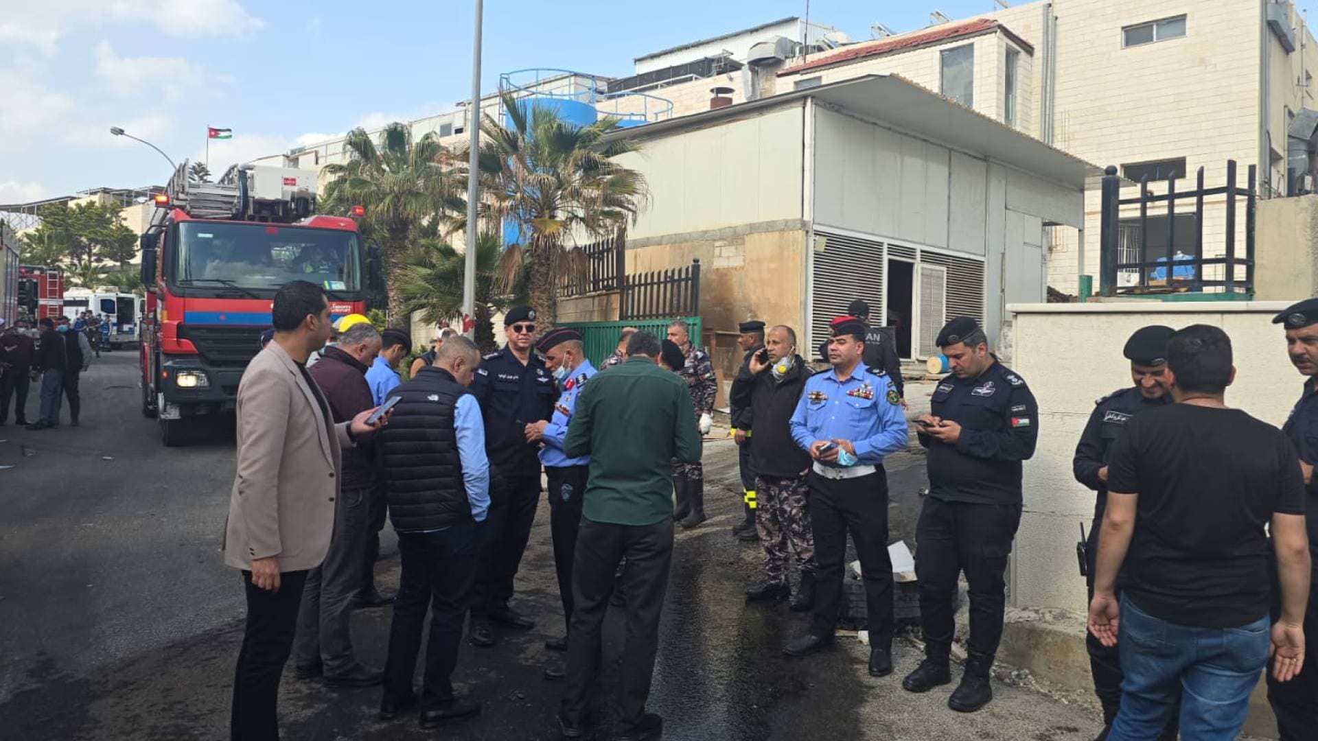 الدفاع المدني يخمد حريقا داخل أحد مصانع الكيماويات في محافظة إربد