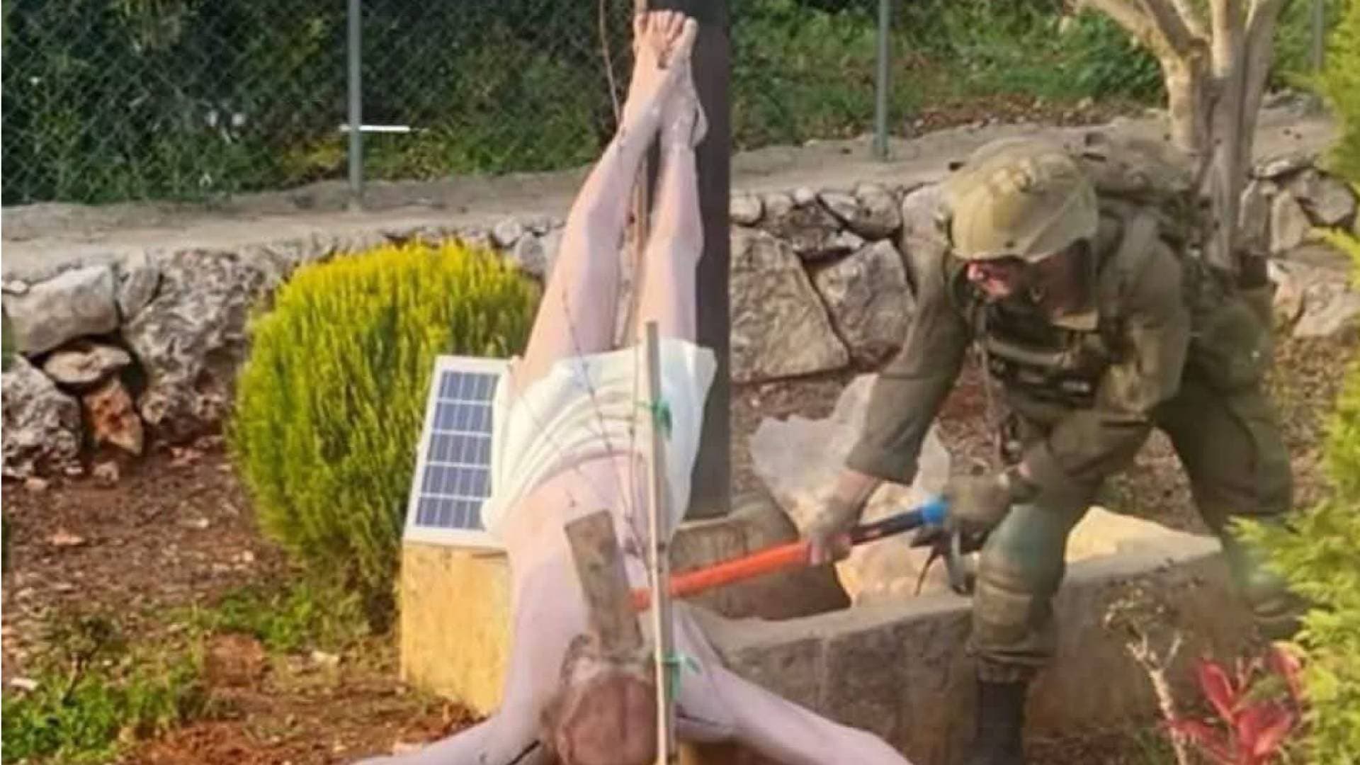 جندي لدى الاحتلال يحطم تمثالا يمثل السيد المسيح جنوبي لبنان