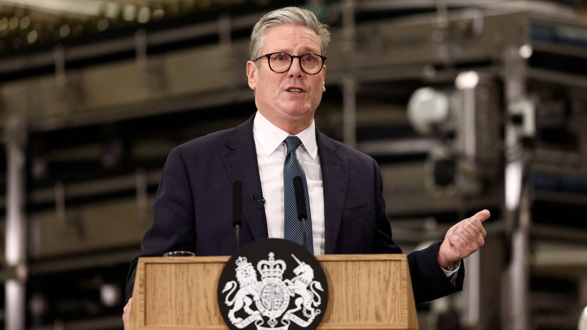 ستارمر يتعهد بملاحقة منفذي هجمات طالت مواقع يهودية