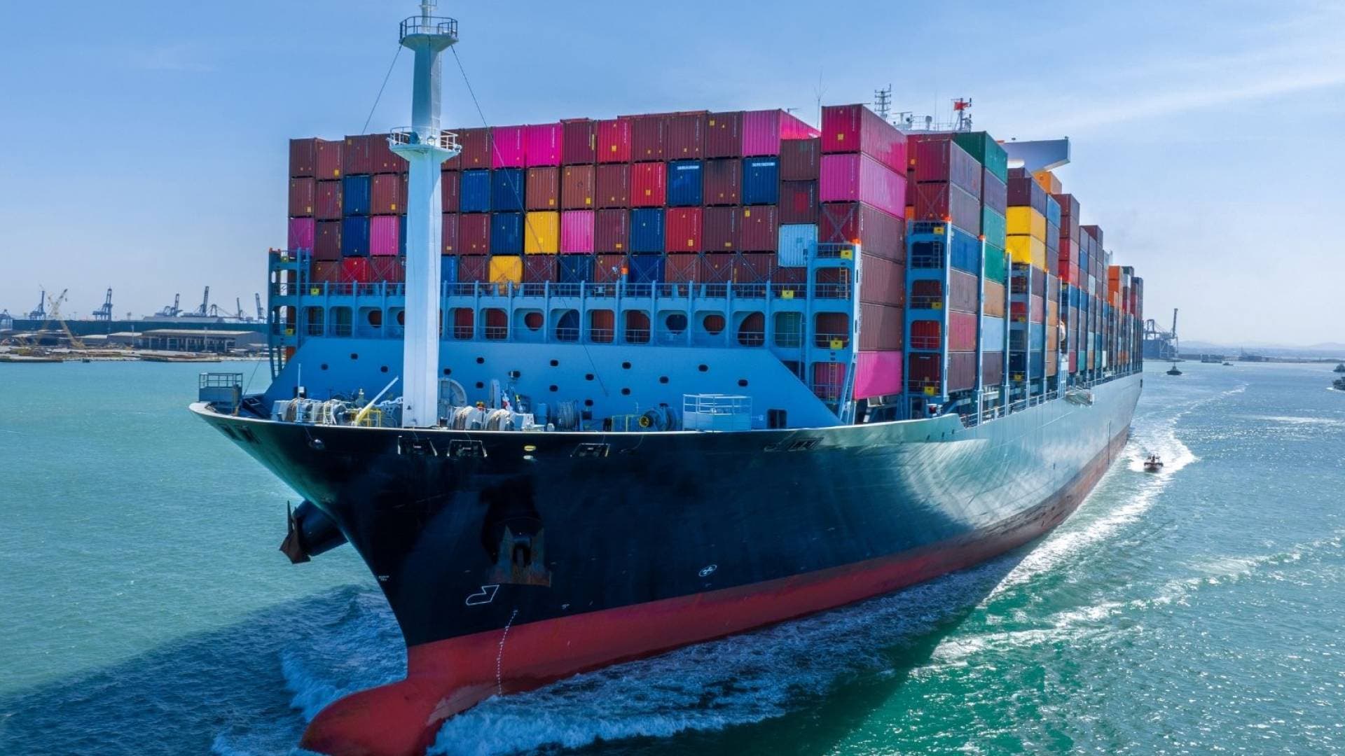 أ ف ب: تعرض سفينة شحن فرنسية لطلقات تحذيرية في مضيق هرمز