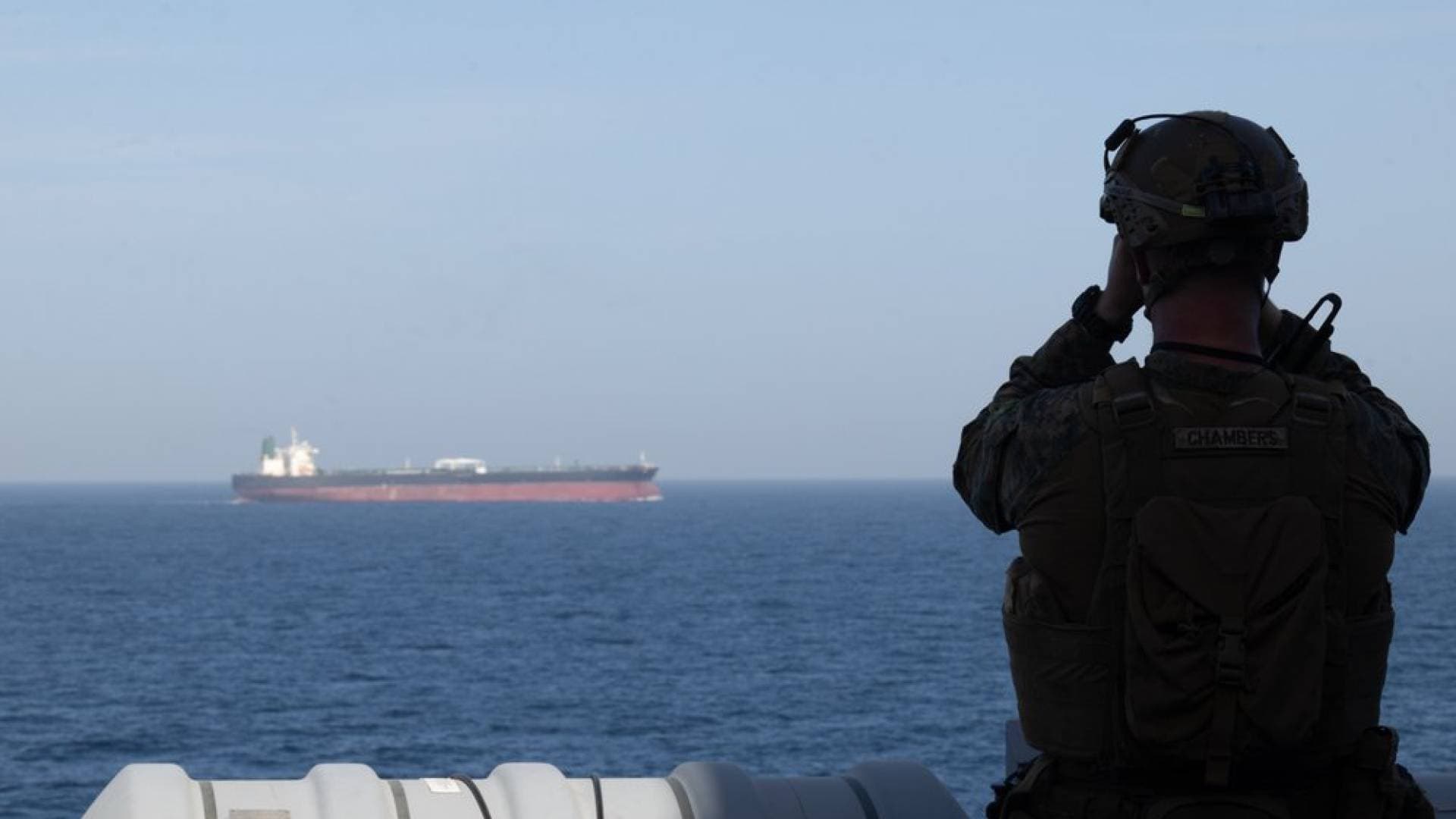 القيادة المركزية الأمريكية: المدمرة سبروانس تقصف غرفة محركات سفينة إيرانية في بحر العرب