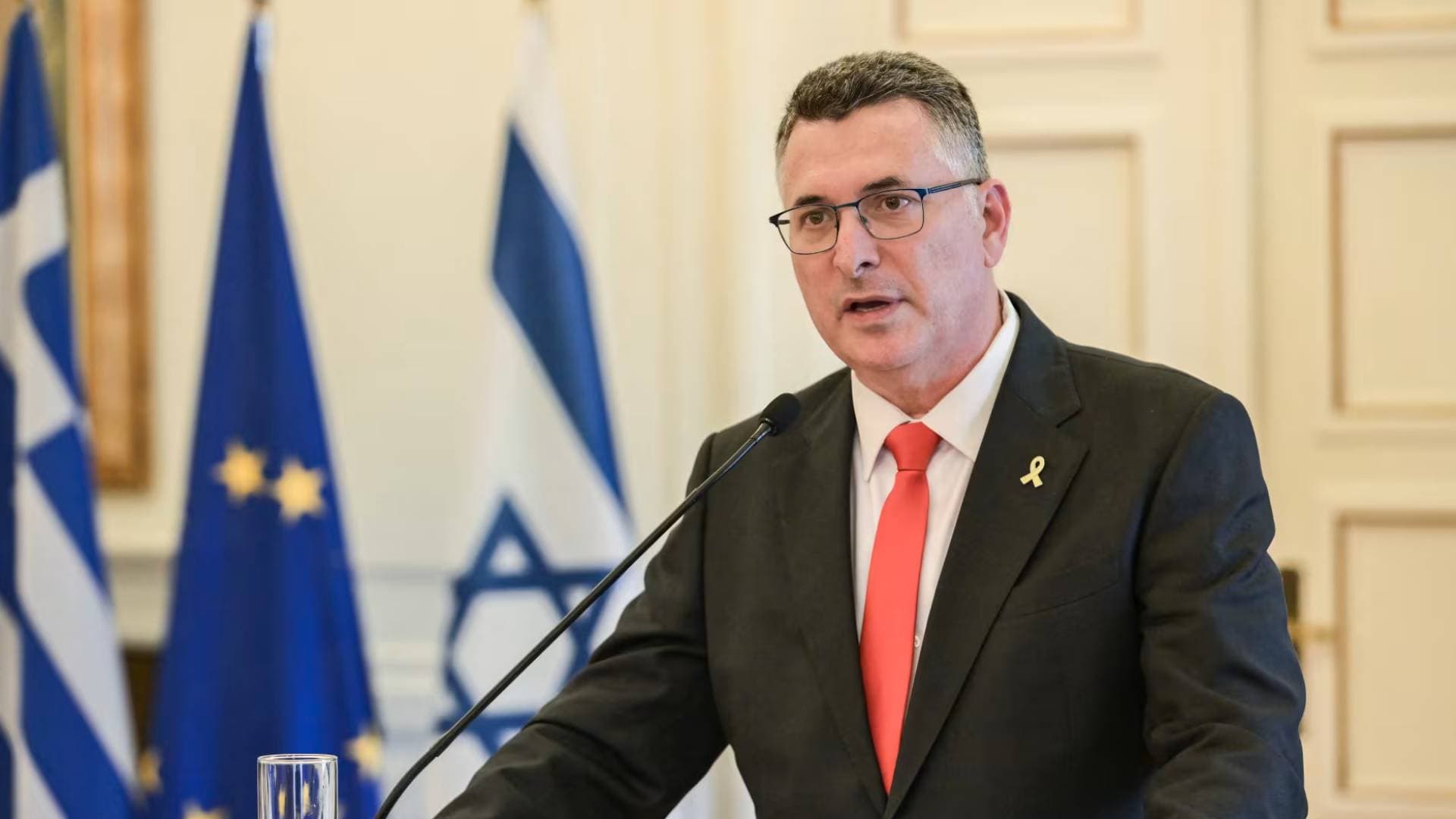 ساعر يصف تدنيس رمز مسيحي في لبنان بالعمل "المخزي" ويؤكد فتح تحقيق