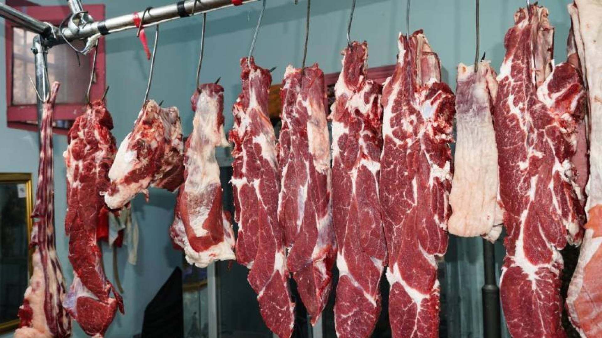 "حماية المستهلك" تنتقد قفزات أسعار اللحوم: ارتفاعات غير مبررة ومطالب بفرض سقوف سعرية