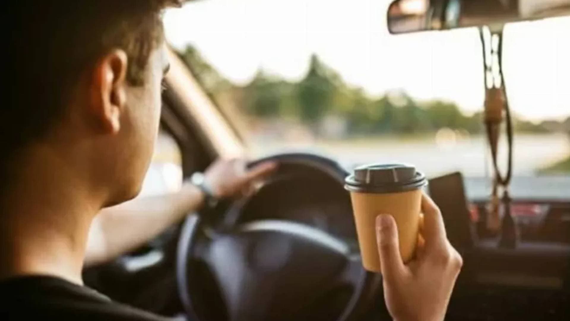 الروابدة لـ"نبض البلد": شرب القهوة وتناول الأطعمة أثناء القيادة يعرض السائق لمخالفة مرورية