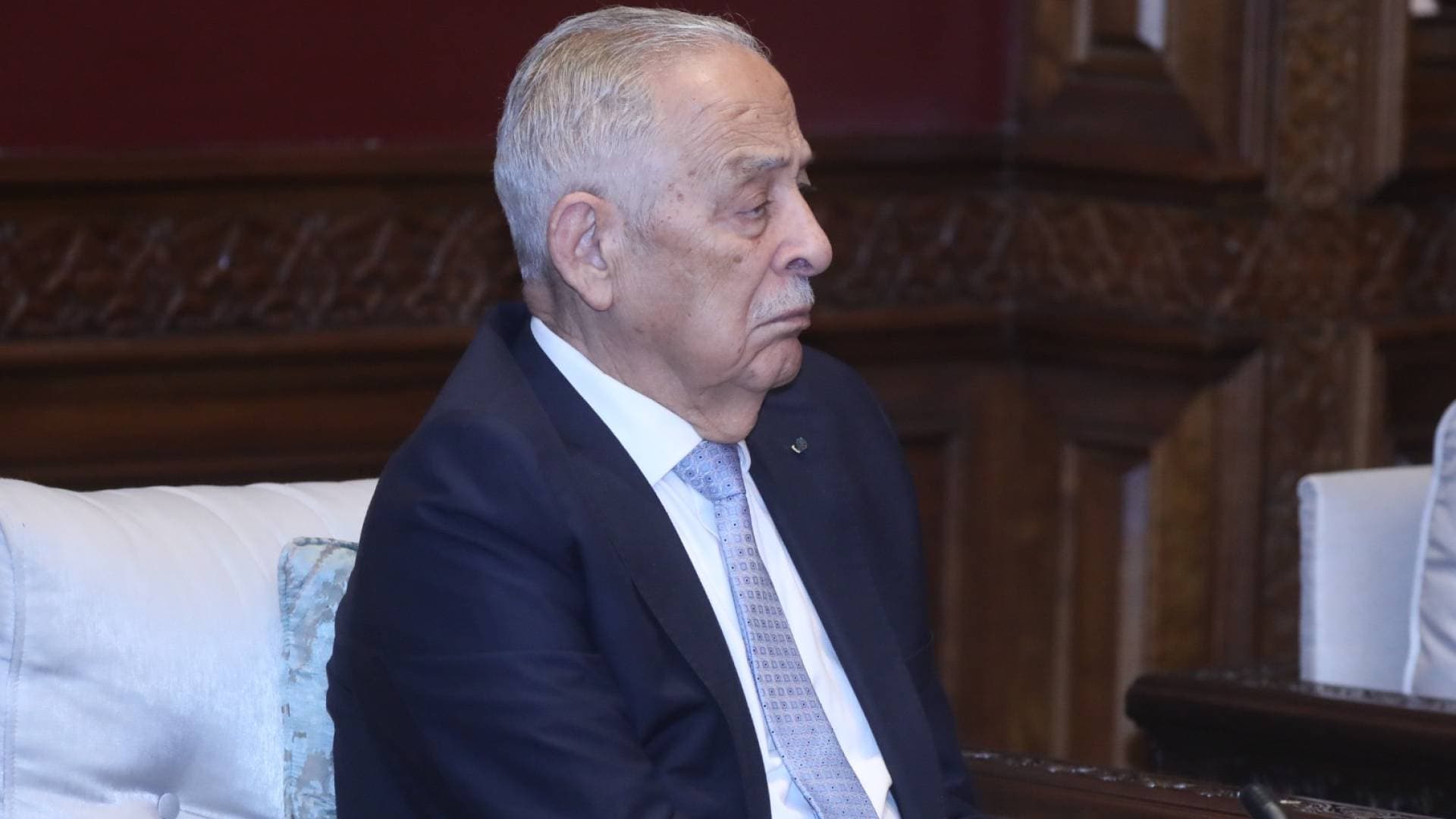 العيسوي ينقل تمنيات الملك ولي العهد بالشفاء العاجل للشاعر حيدر محمود