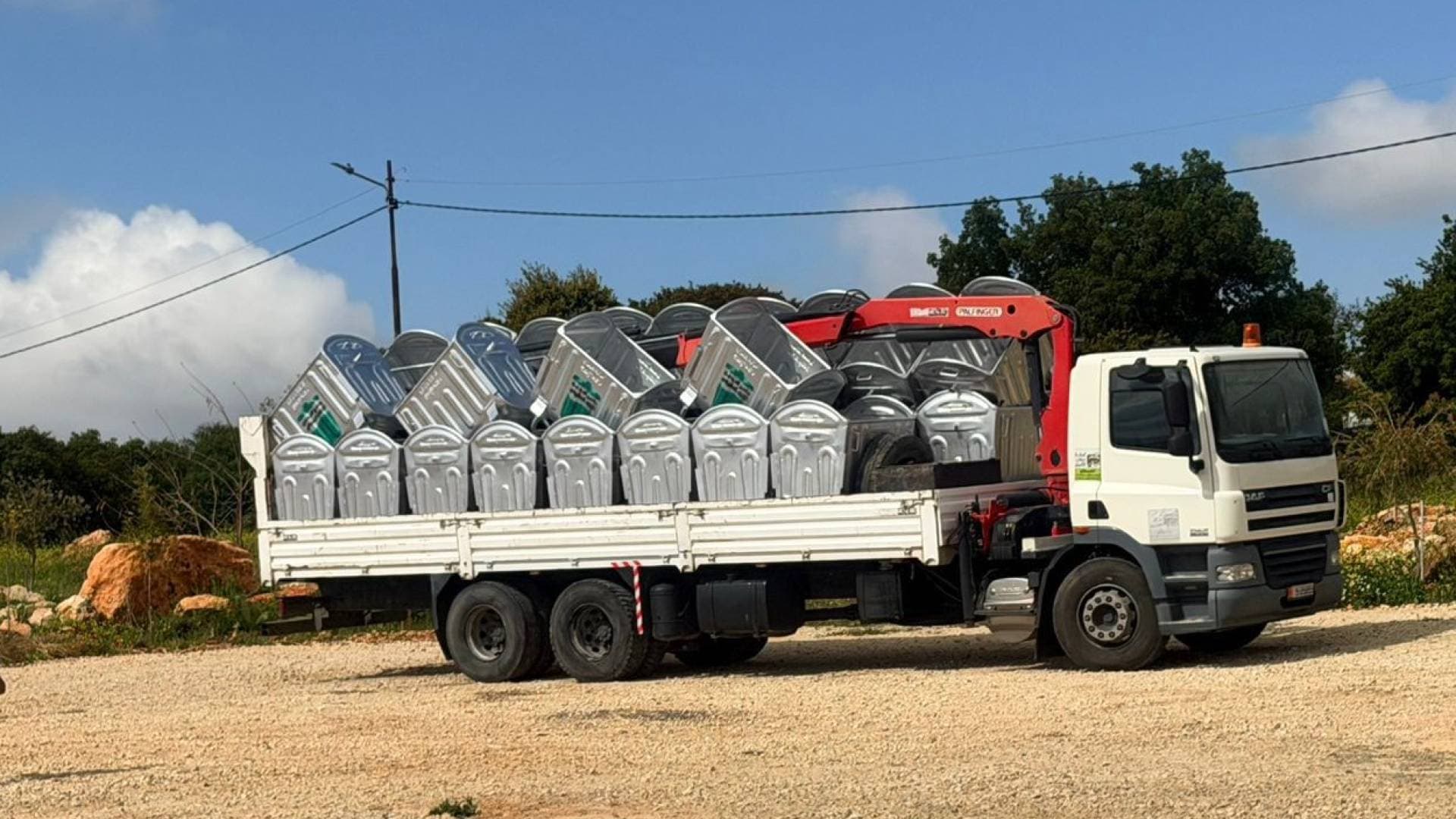 وزارة البيئة توزع 263 حاوية وسلة نفايات في محافظة البلقاء